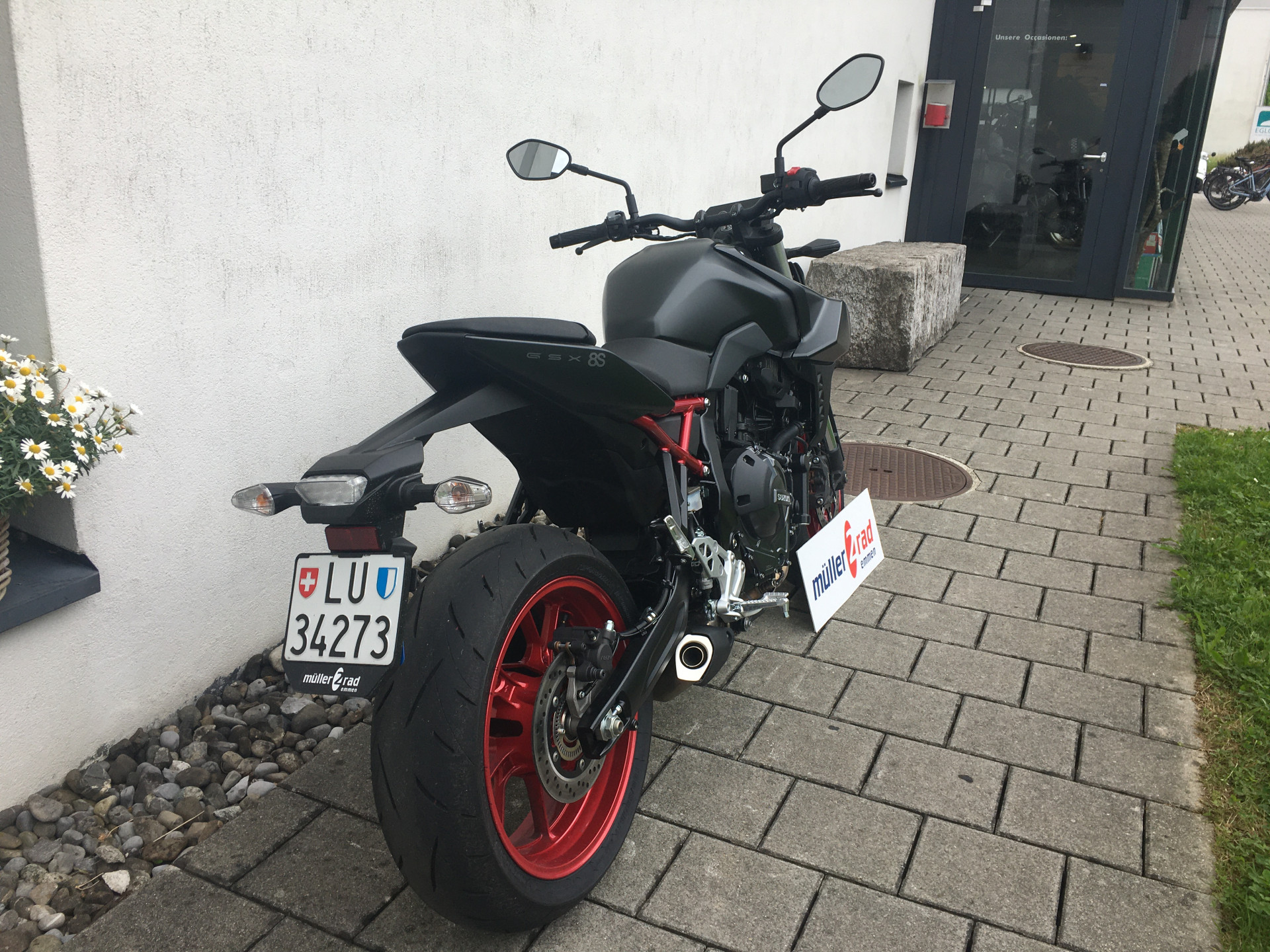 SUZUKI GSX-8S-showroom-element-1
