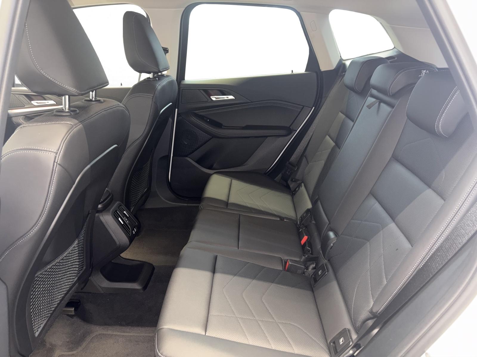 BMW 218i Active Tourer-image-12