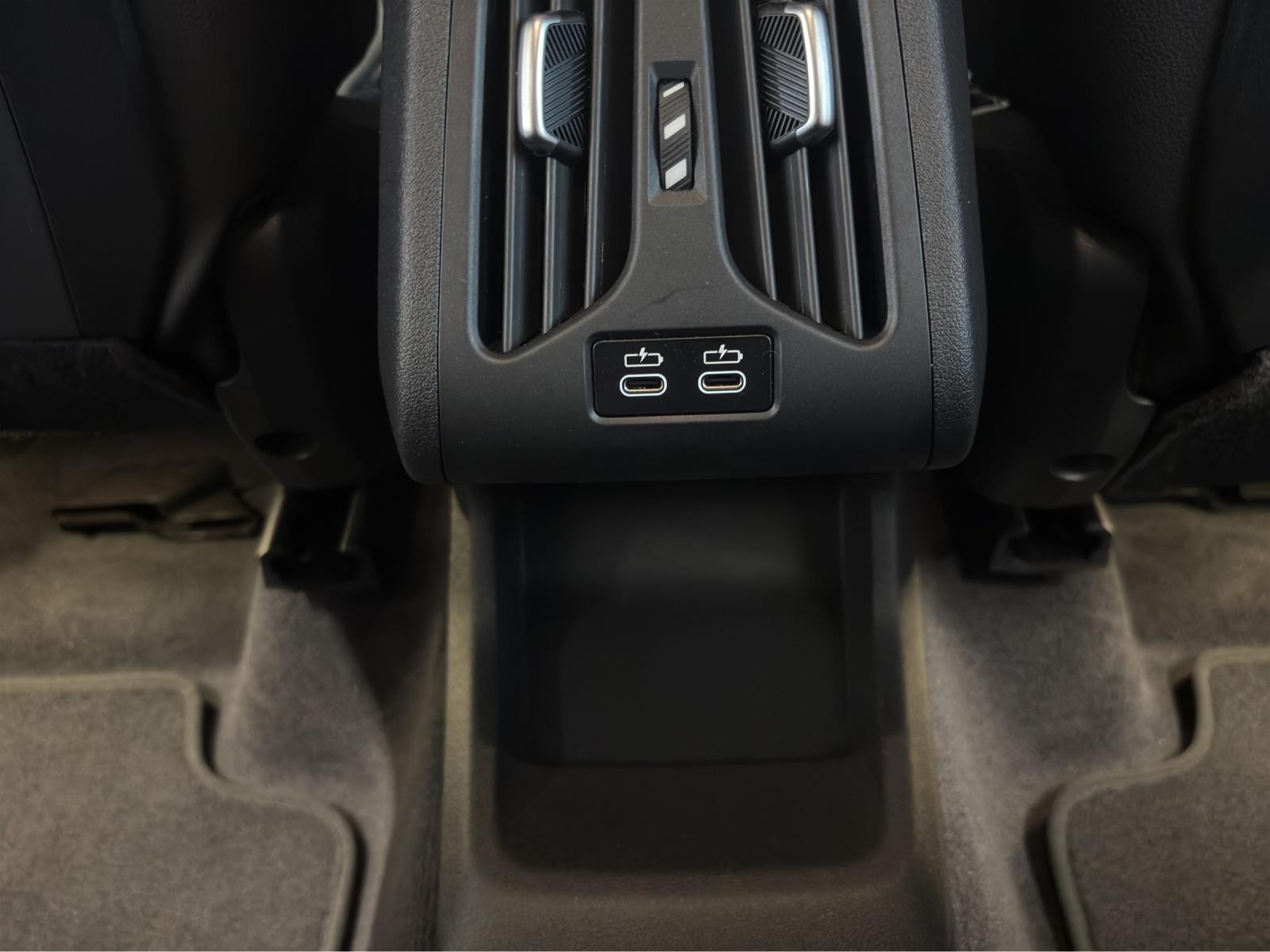 BMW 218i Active Tourer-image-17