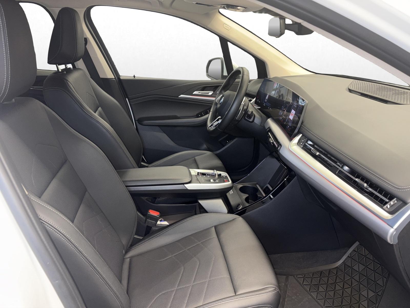 BMW 218i Active Tourer-image-14
