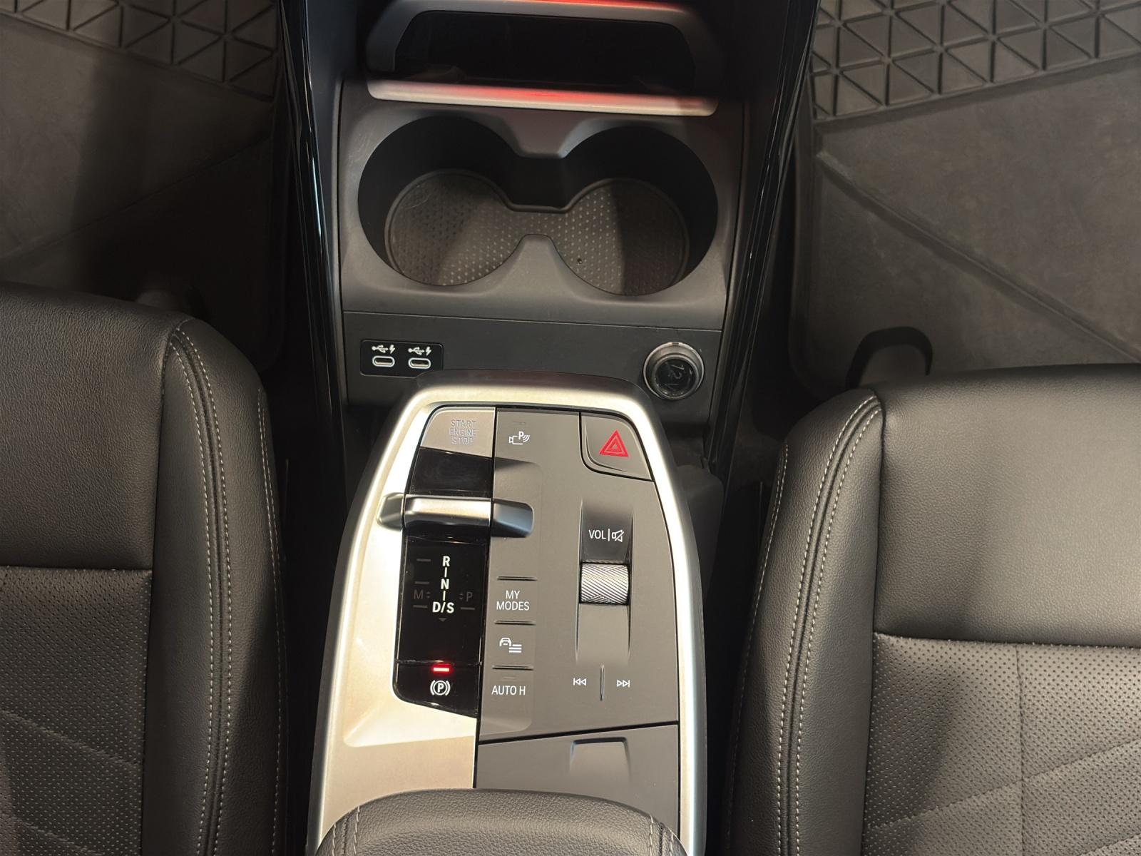 BMW 218i Active Tourer-image-16