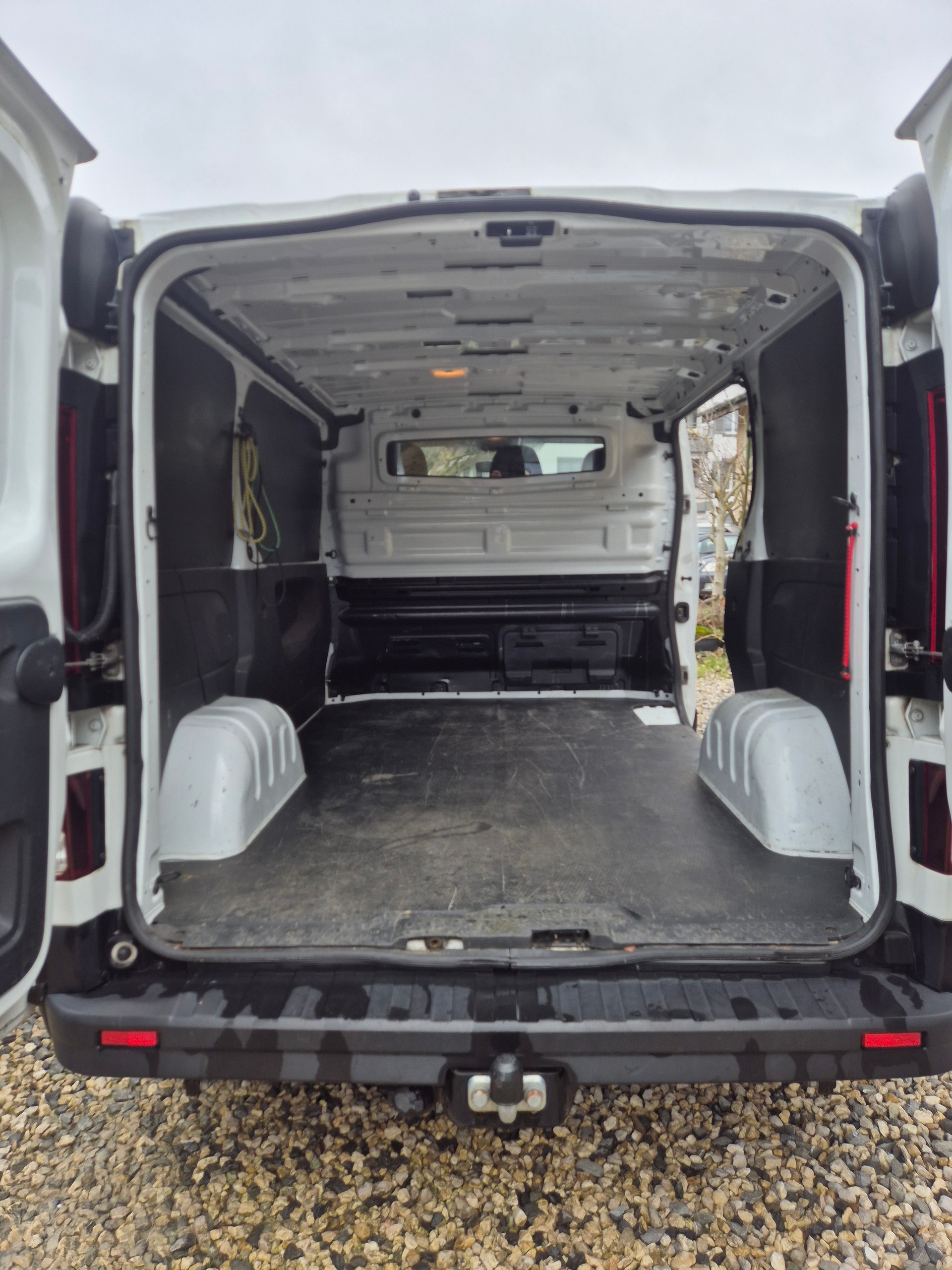 OPEL VIVARO-image-10