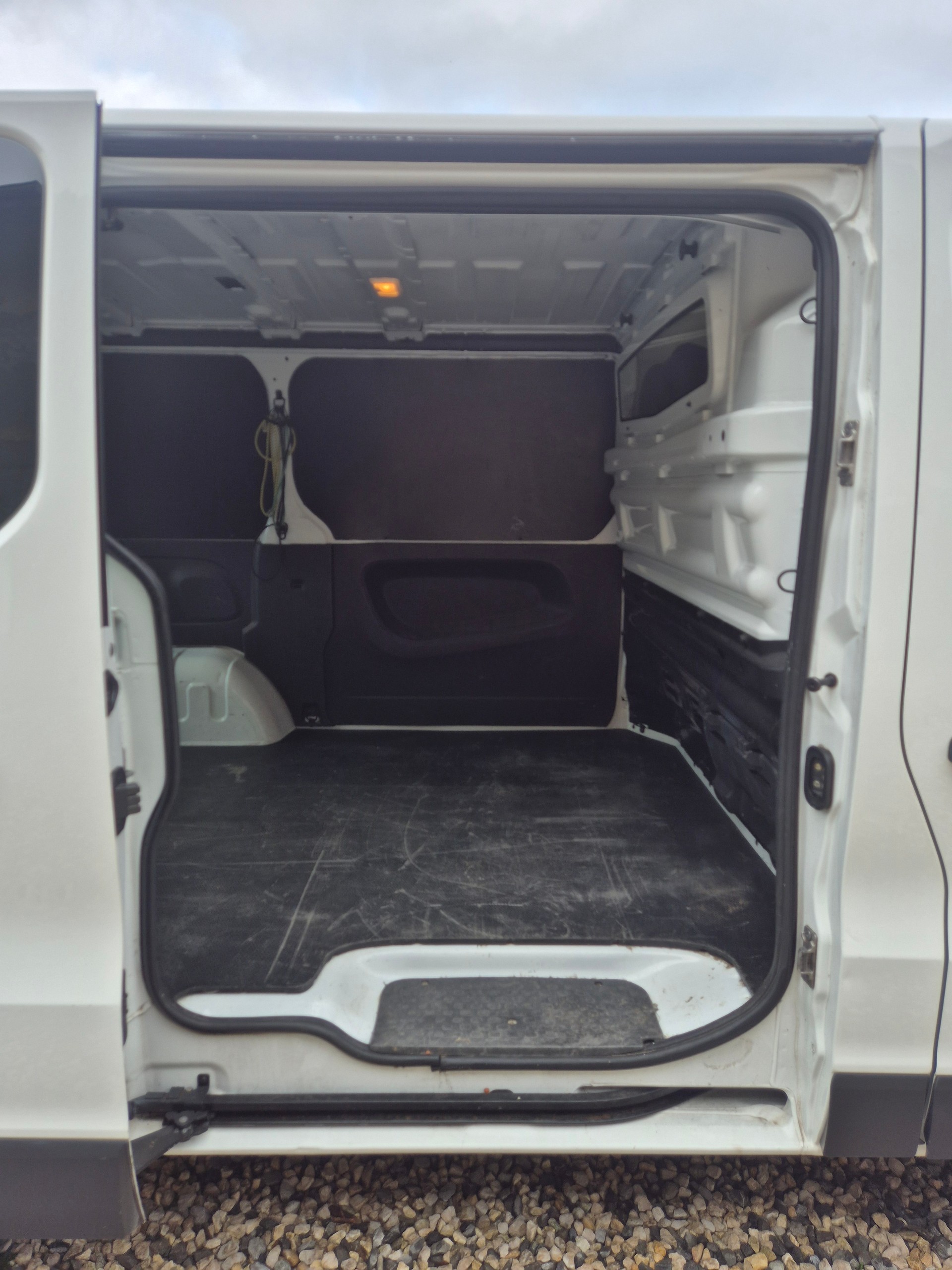 OPEL VIVARO-image-9
