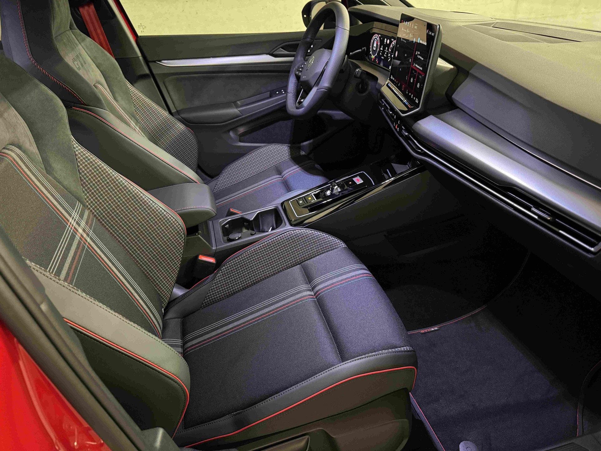 VW Golf 2.0 TSI GTI Edition 50 DSG-image-12