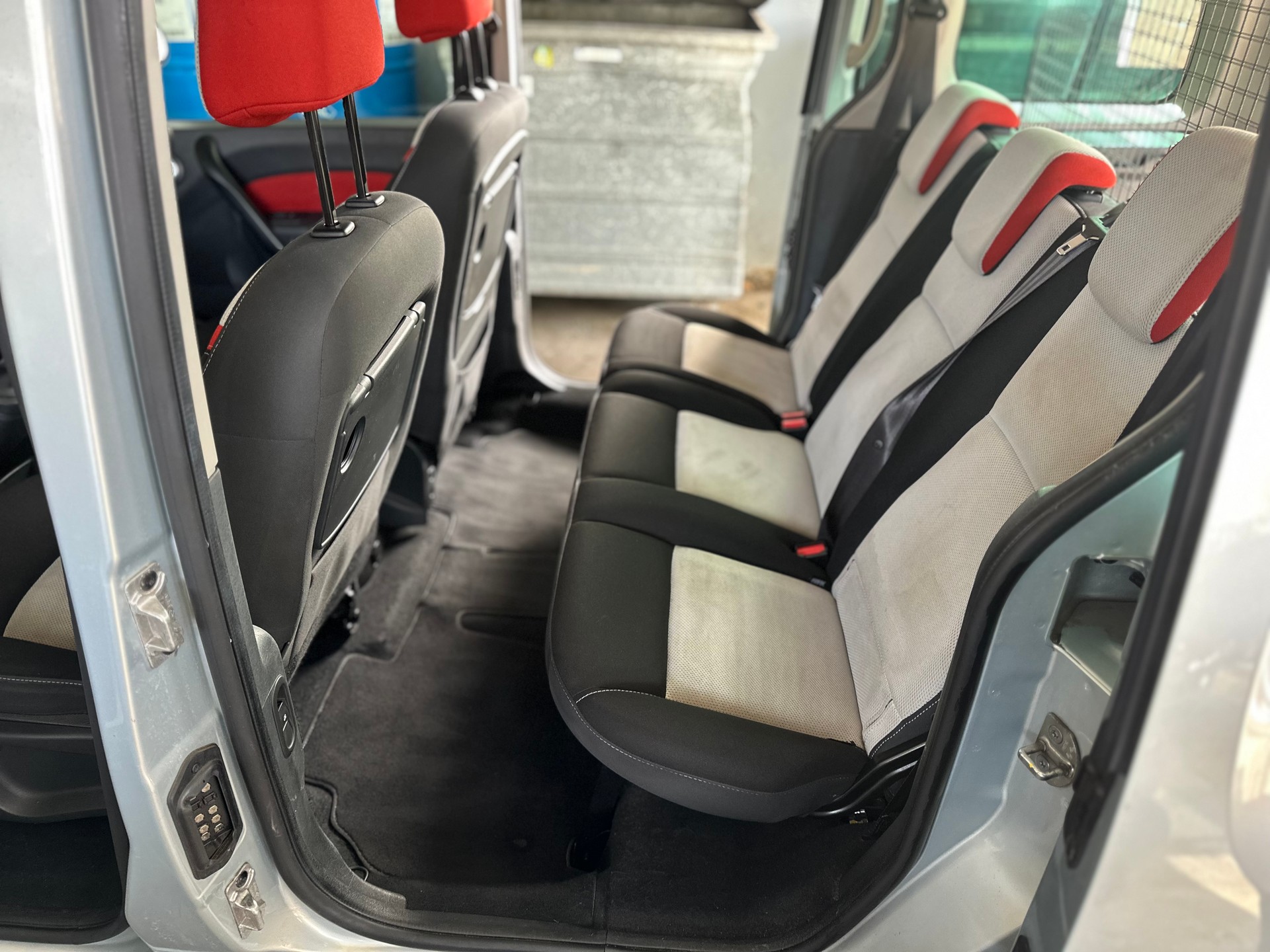 RENAULT Kangoo 1.5 dCi Happy Family-image-9