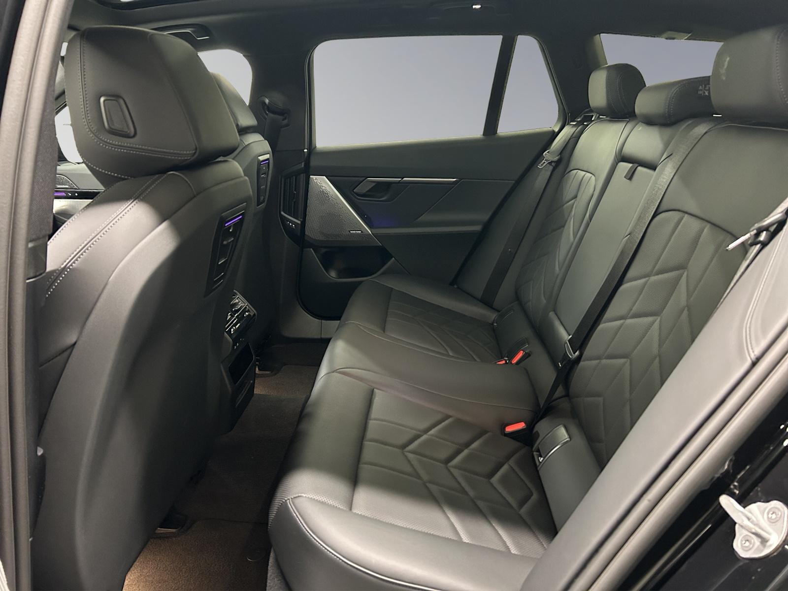 BMW 520d xDrive Touring-image-13
