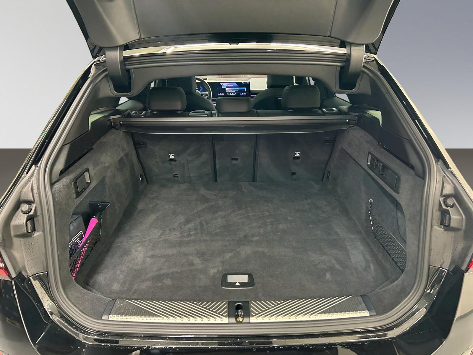 BMW 520d xDrive Touring-image-9