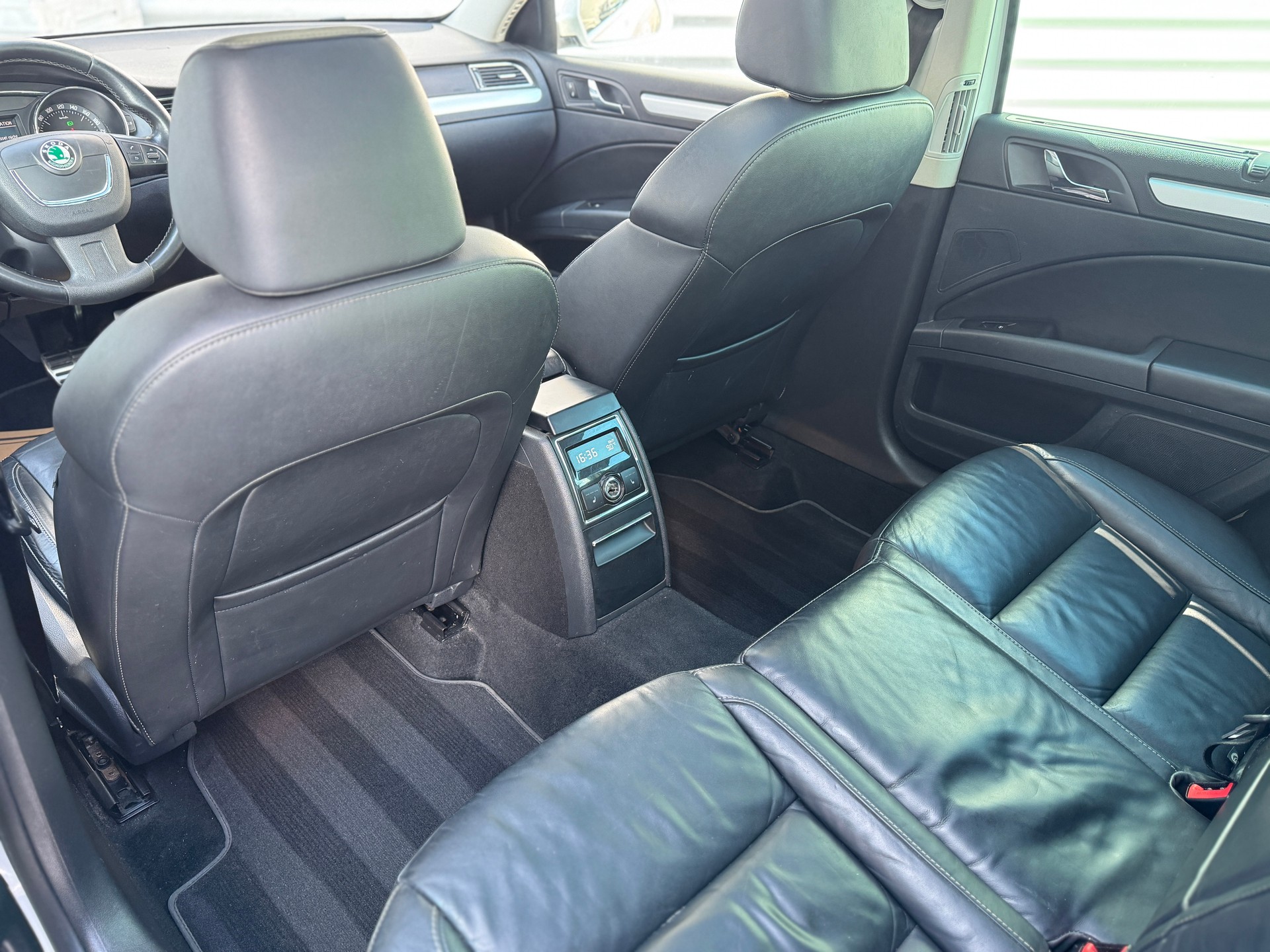 SKODA Superb Combi 2.0 TSI Ambition DSG-image-10