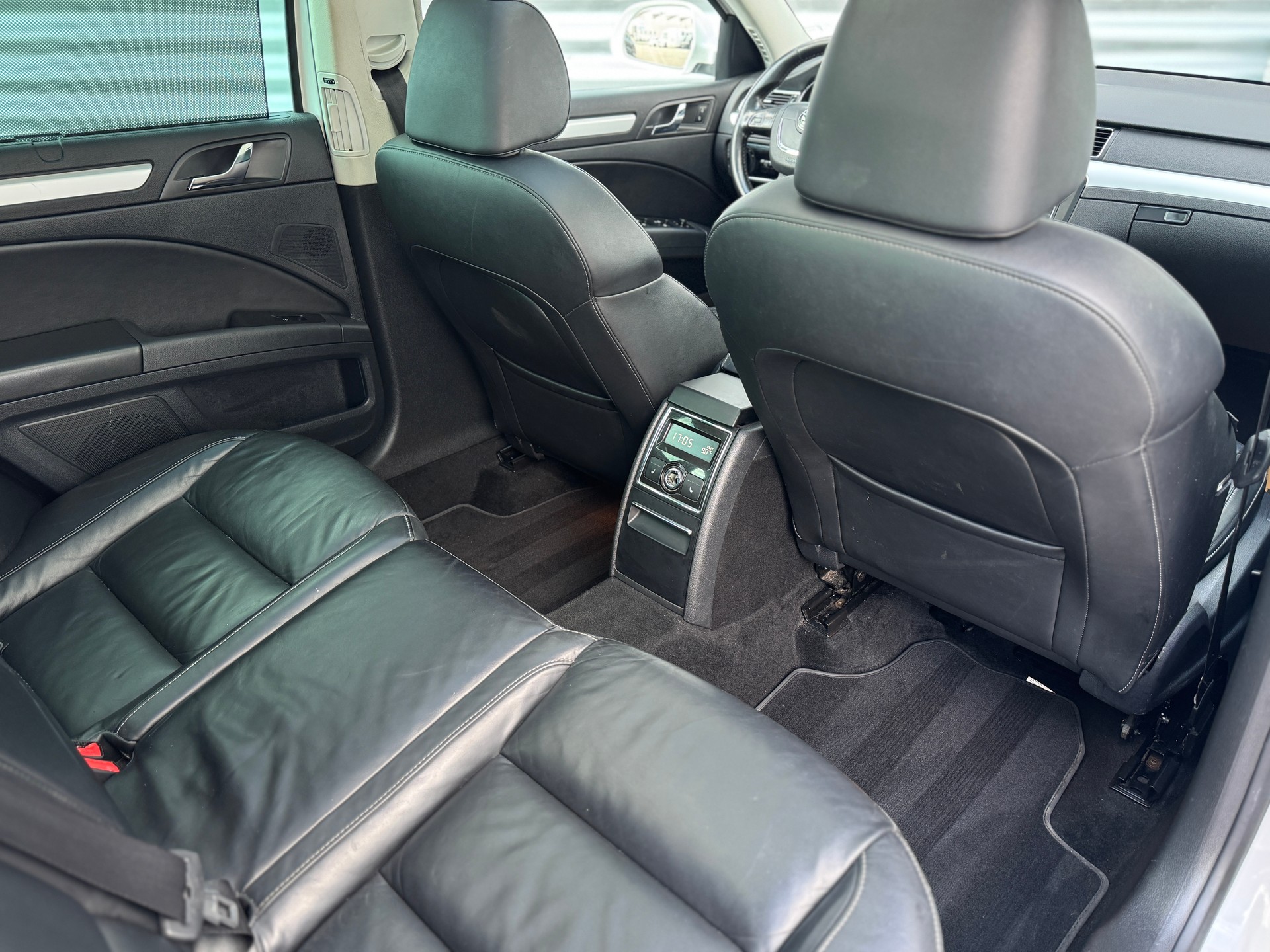 SKODA Superb Combi 2.0 TSI Ambition DSG-image-11