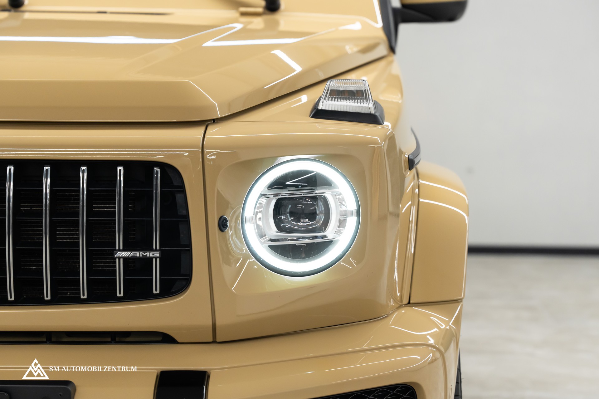 MERCEDES-BENZ G 63 AMG / Wüstensand / Burmester / Massage / 360° / Schiebedach-showroom-element-2