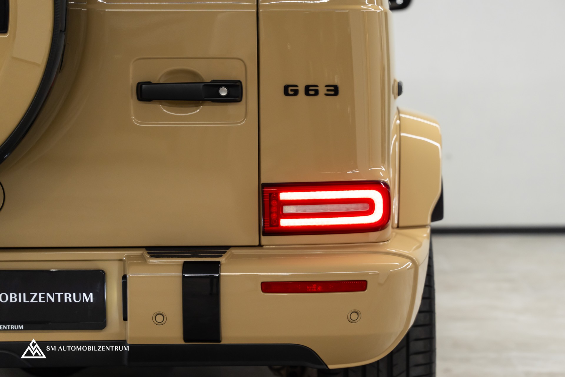 MERCEDES-BENZ G 63 AMG / Wüstensand / Burmester / Massage / 360° / Schiebedach-image-12