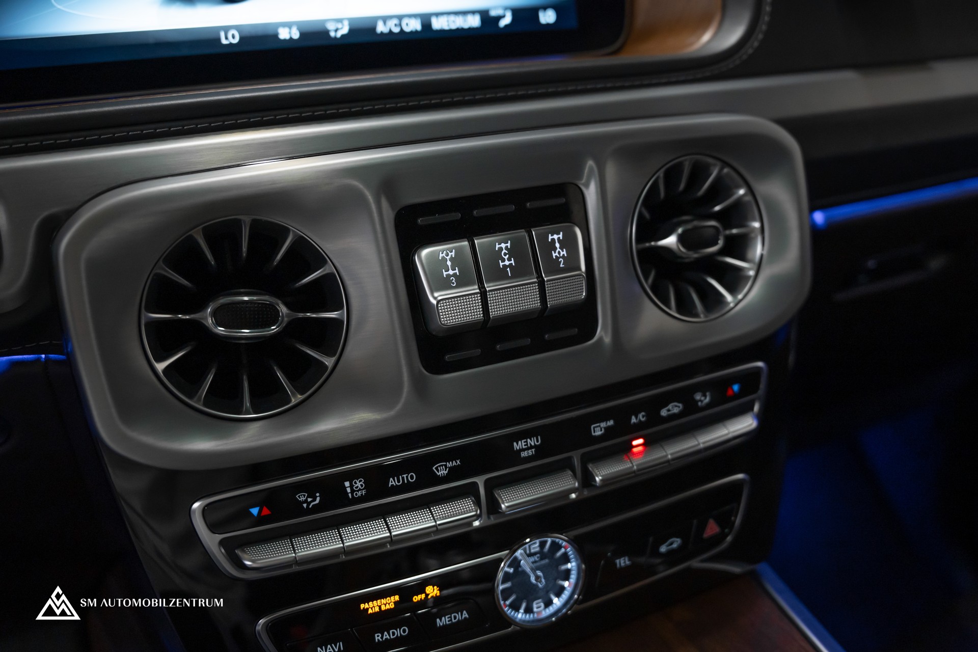 MERCEDES-BENZ G 63 AMG / Wüstensand / Burmester / Massage / 360° / Schiebedach-image-26