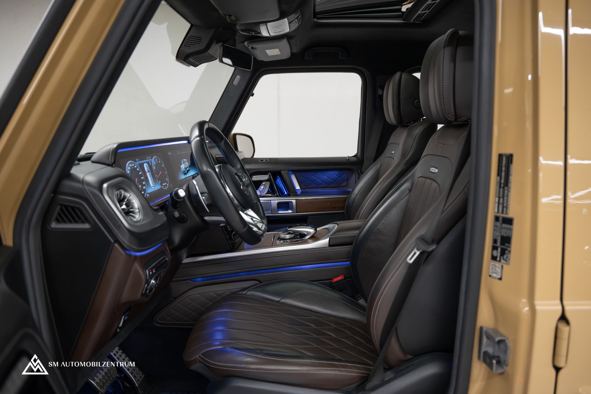 MERCEDES-BENZ G 63 AMG / Wüstensand / Burmester / Massage / 360° / Schiebedach-image-16
