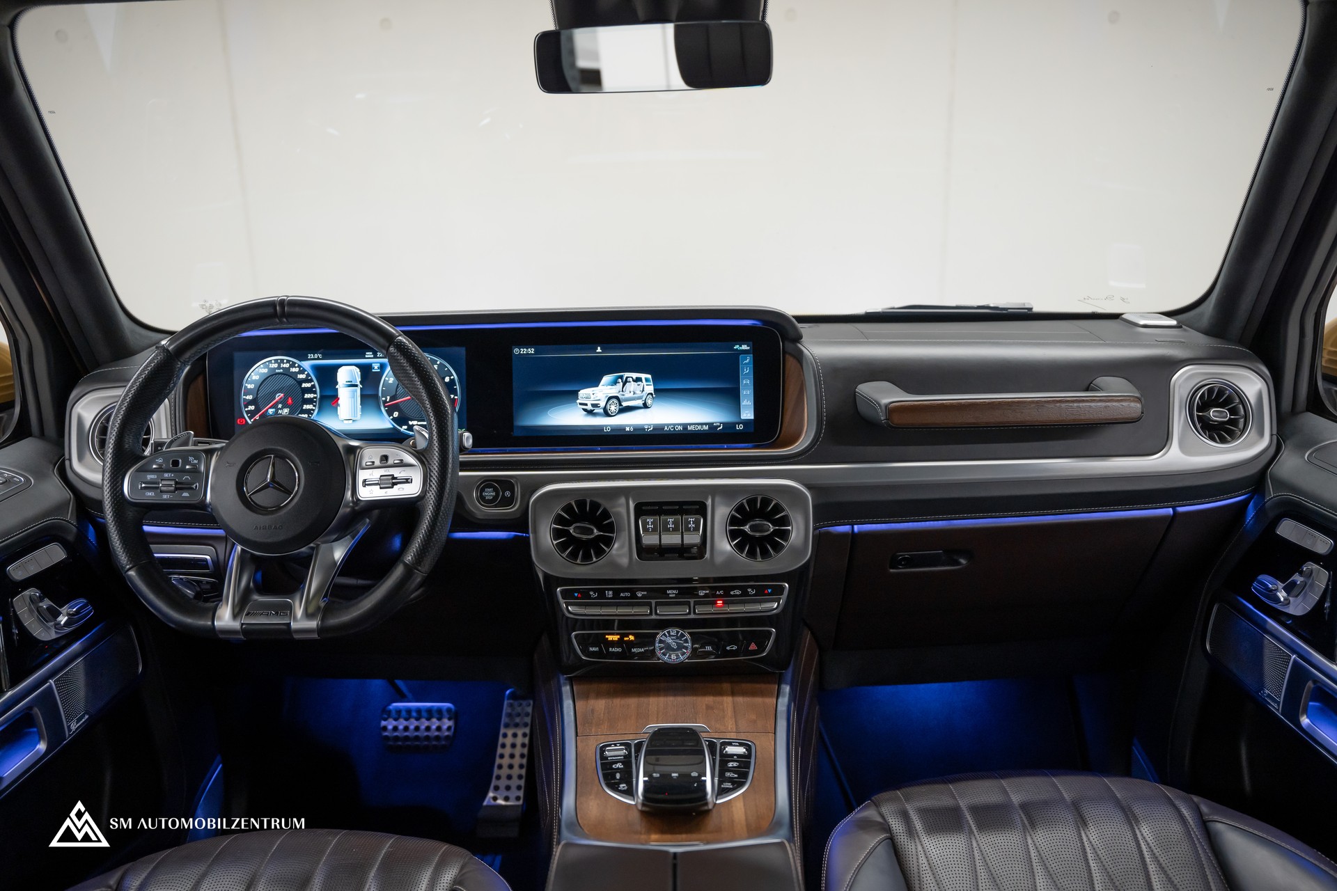 MERCEDES-BENZ G 63 AMG / Wüstensand / Burmester / Massage / 360° / Schiebedach-image-13