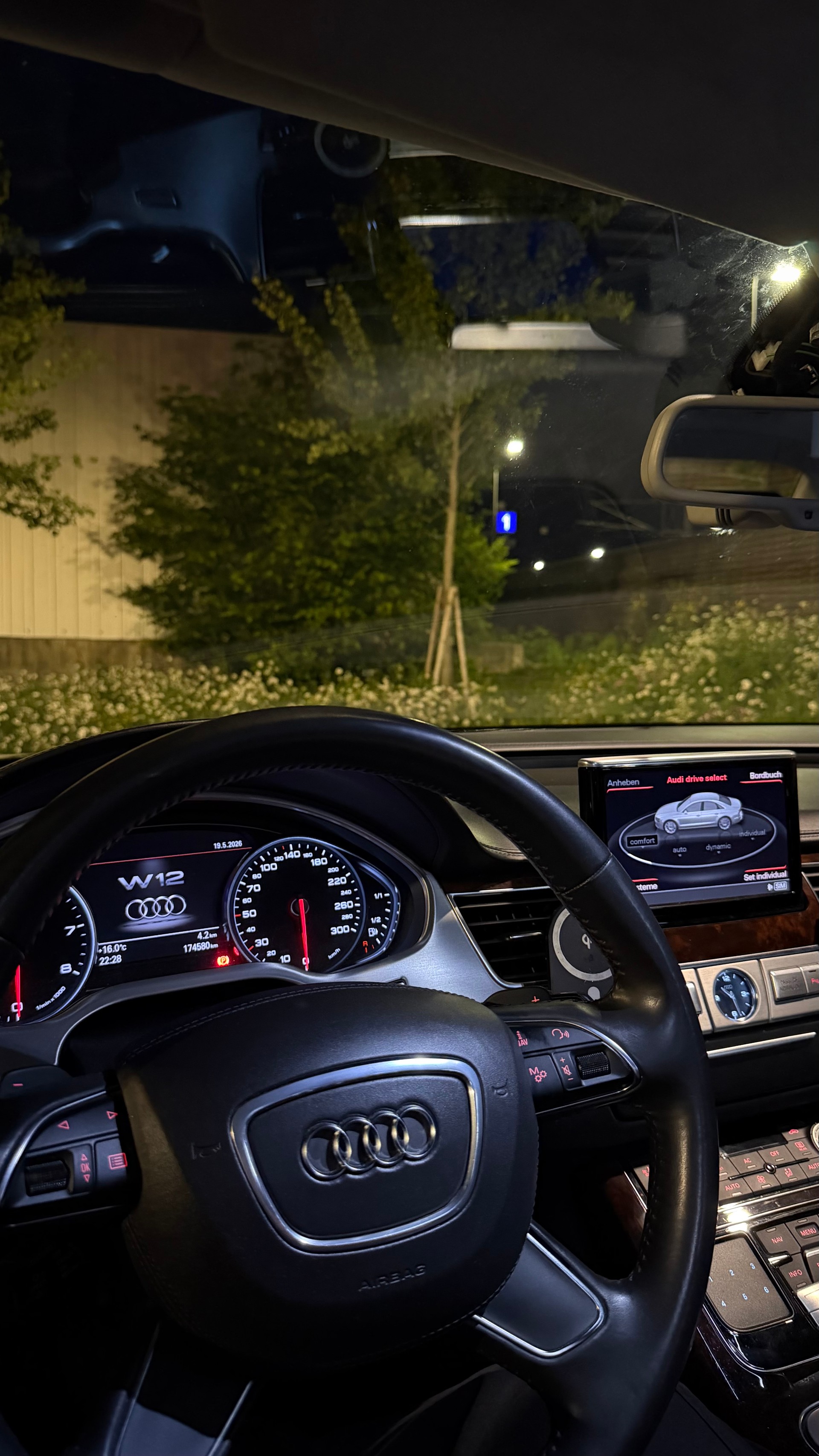 AUDI A8 L 6.3 FSI W12 quattro tiptronic-image-6