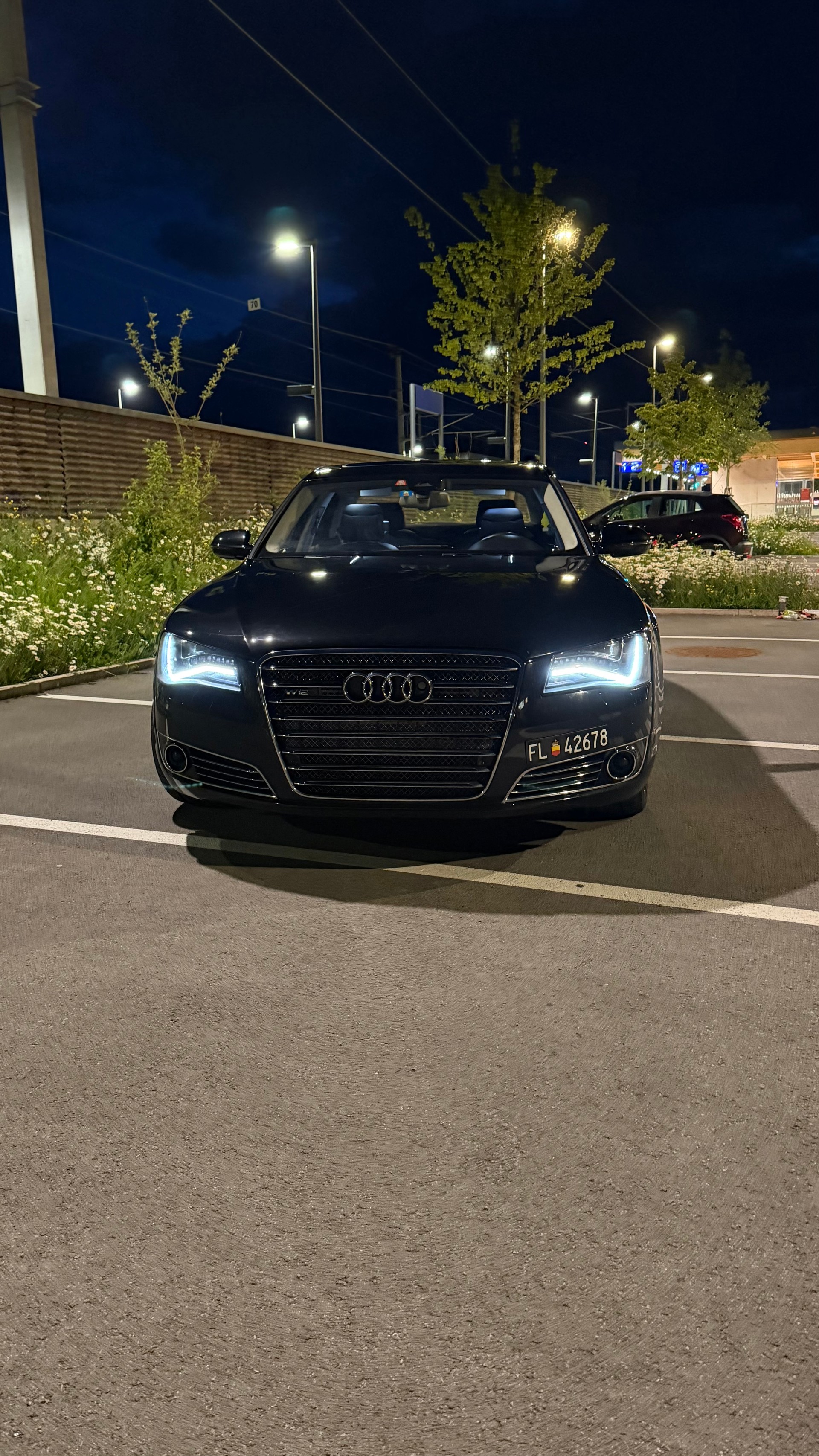 AUDI A8 L 6.3 FSI W12 quattro tiptronic-image-1