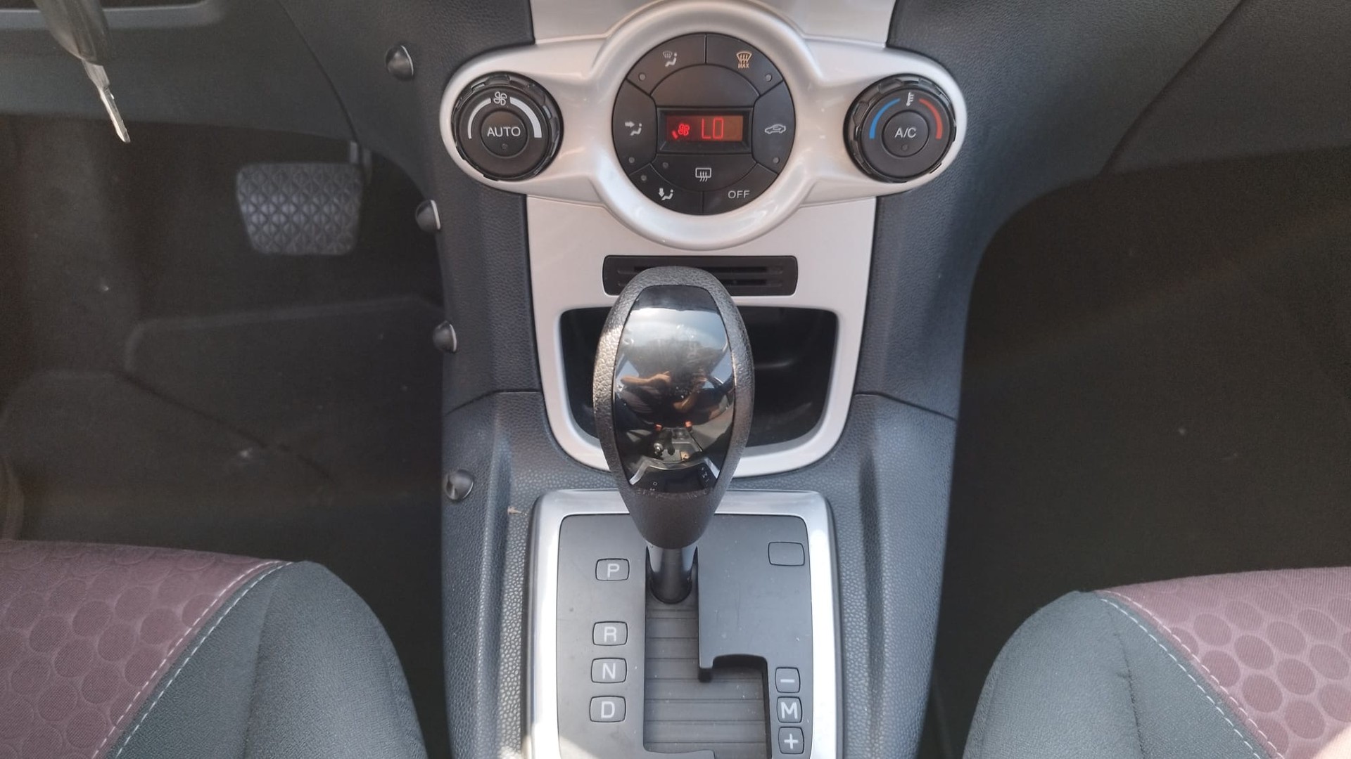 FORD Fiesta 1.4 16V Titanium Automatic-image-12