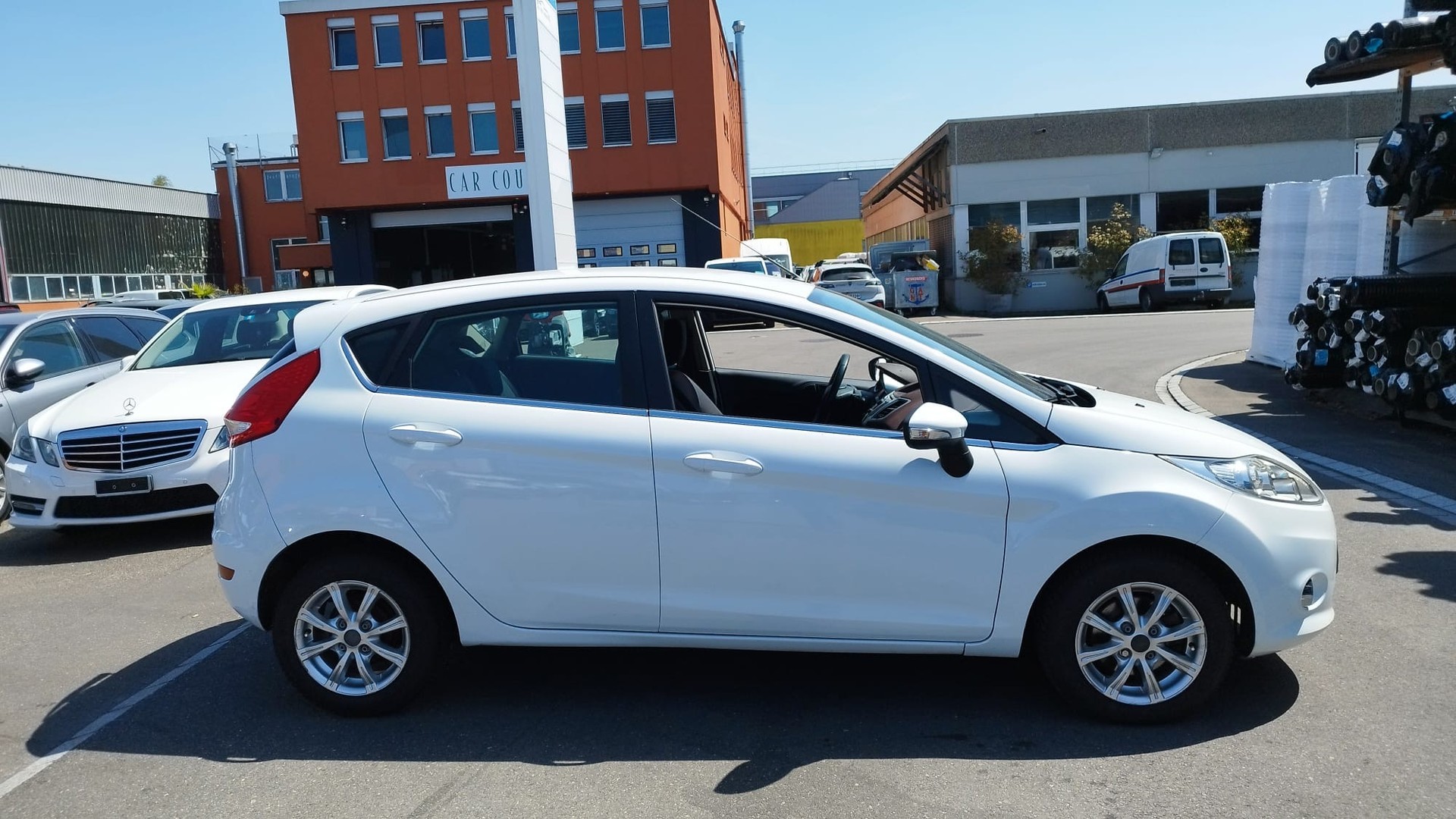 FORD Fiesta 1.4 16V Titanium Automatic-image-1