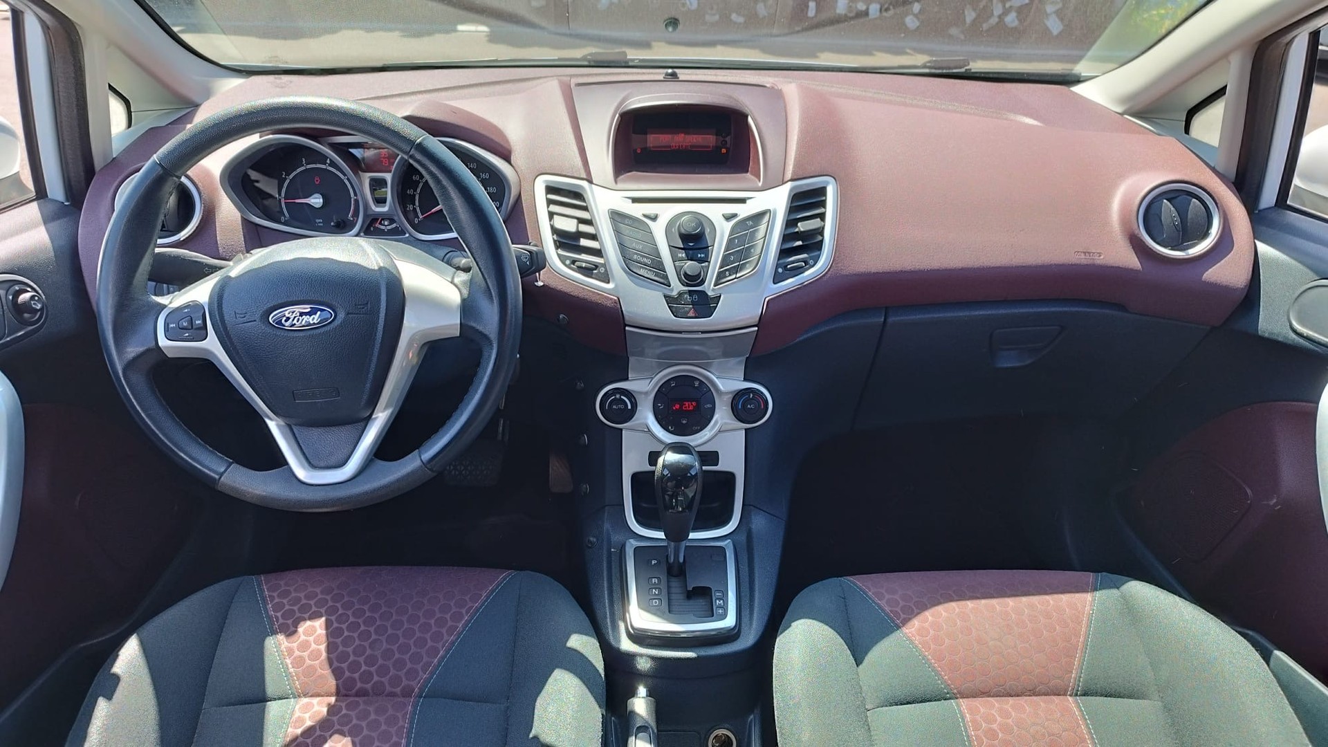 FORD Fiesta 1.4 16V Titanium Automatic-image-9