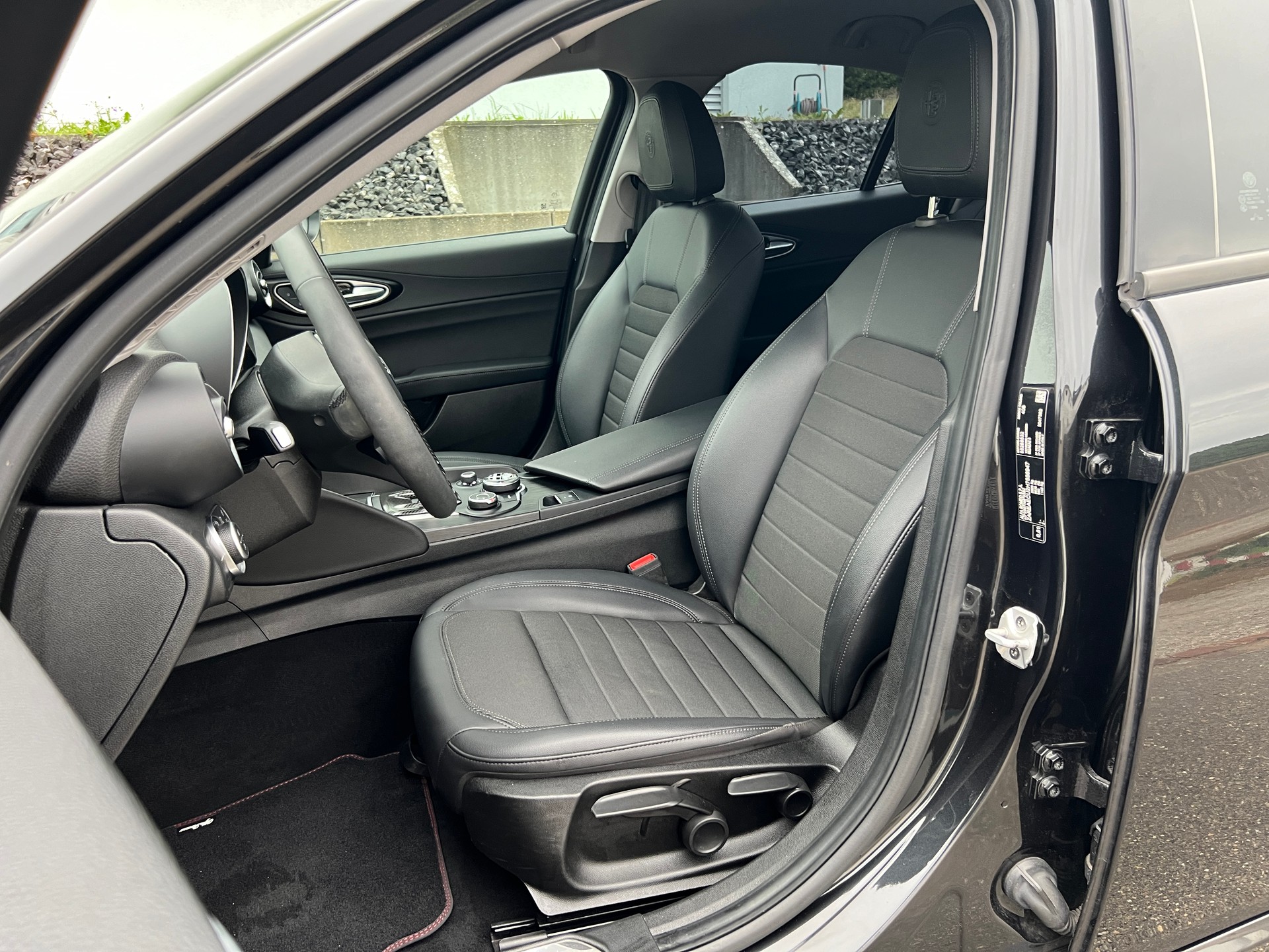 ALFA ROMEO Giulia 2.2 JTDM Super Automatic * 20" Alufelgen *-image-11