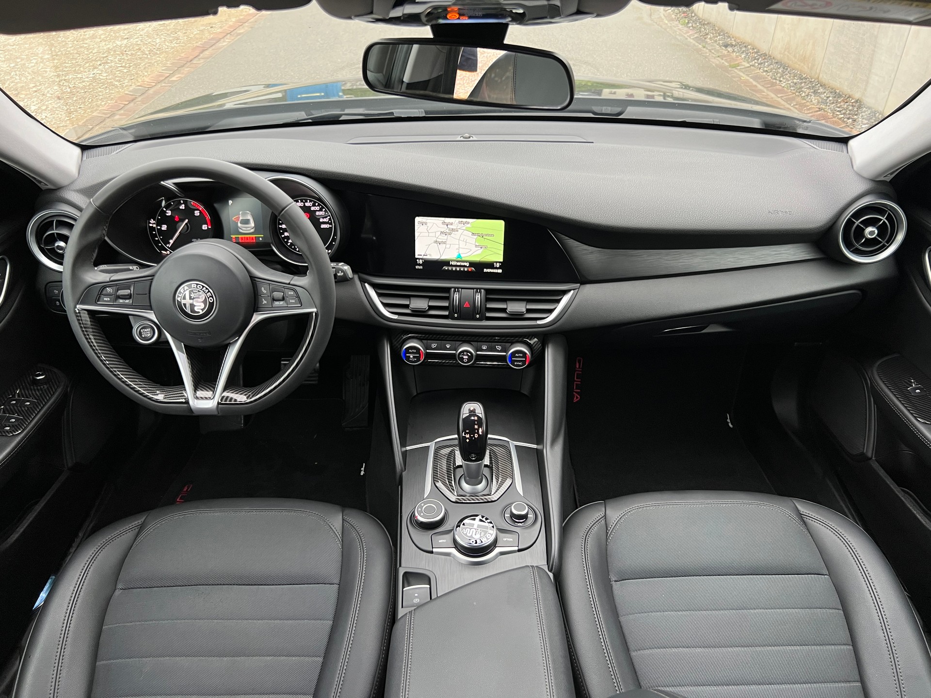 ALFA ROMEO Giulia 2.2 JTDM Super Automatic * 20" Alufelgen *-image-9