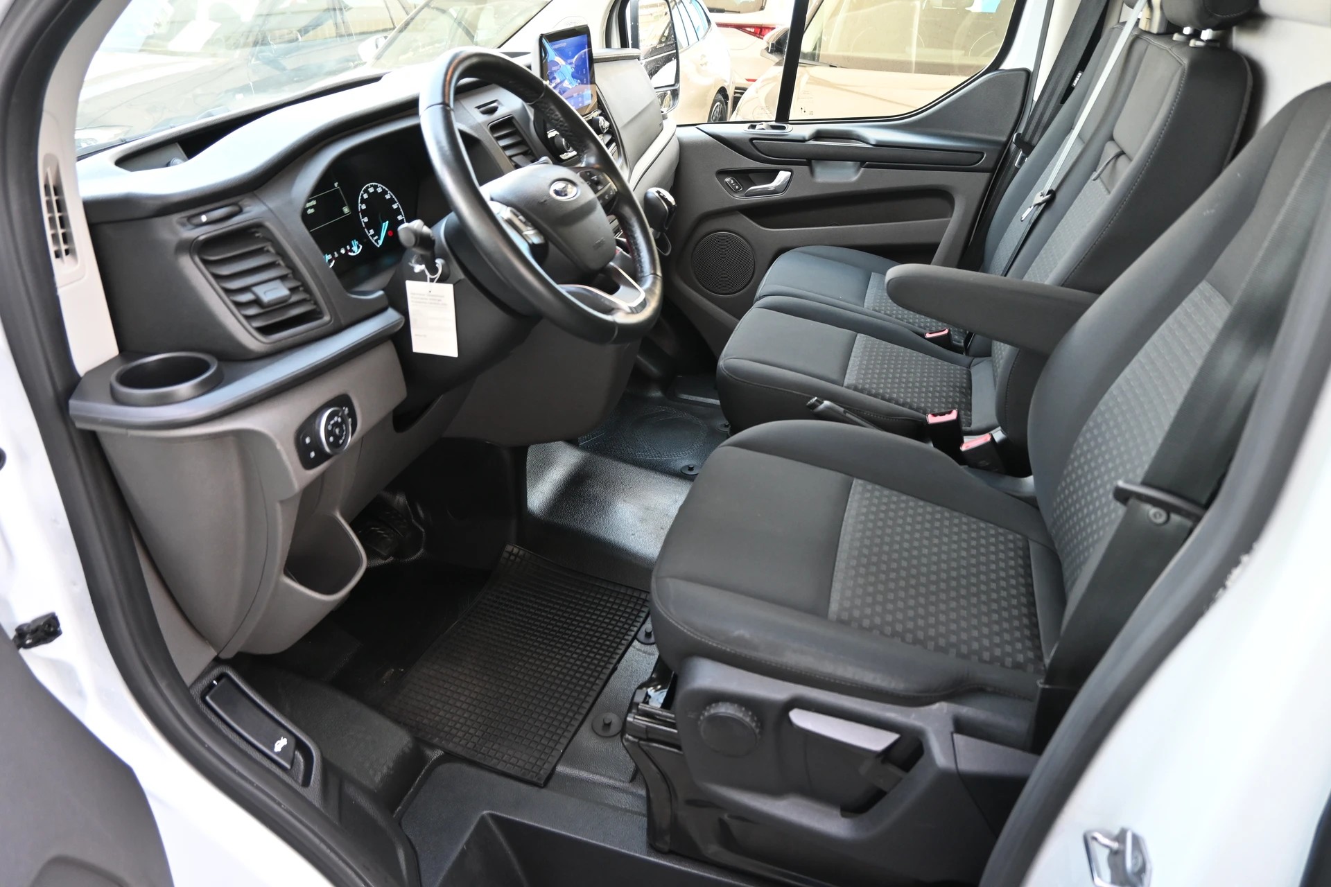 FORD Transit Custom Van 320 L1H1 Trend 3-Plätzer + Einrichtung + CH Auto-image-13