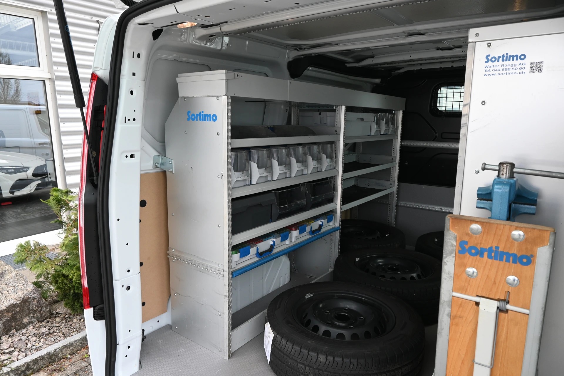 FORD Transit Custom Van 320 L1H1 Trend 3-Plätzer + Einrichtung + CH Auto-image-11