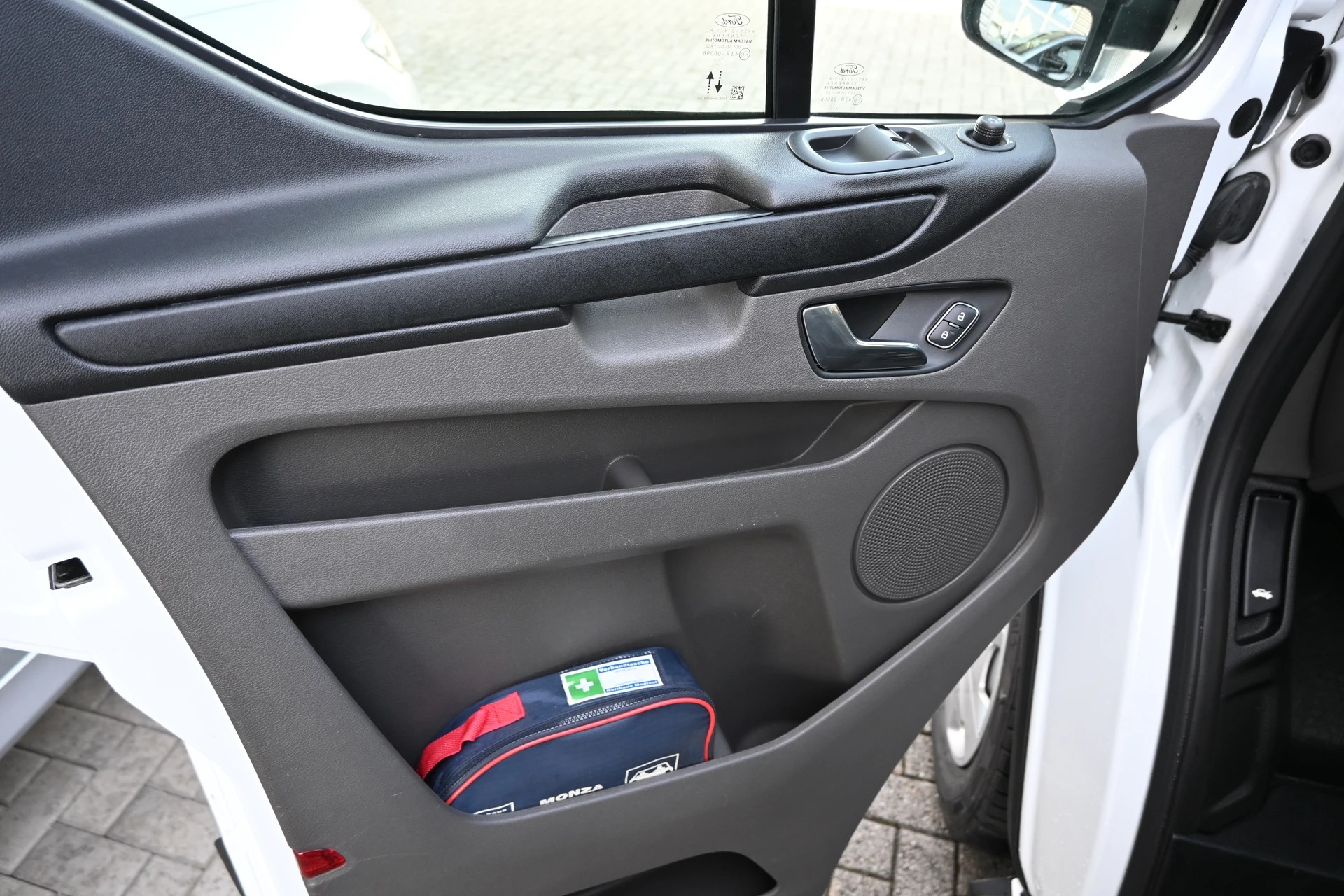 FORD Transit Custom Van 320 L1H1 Trend 3-Plätzer + Einrichtung + CH Auto-image-19