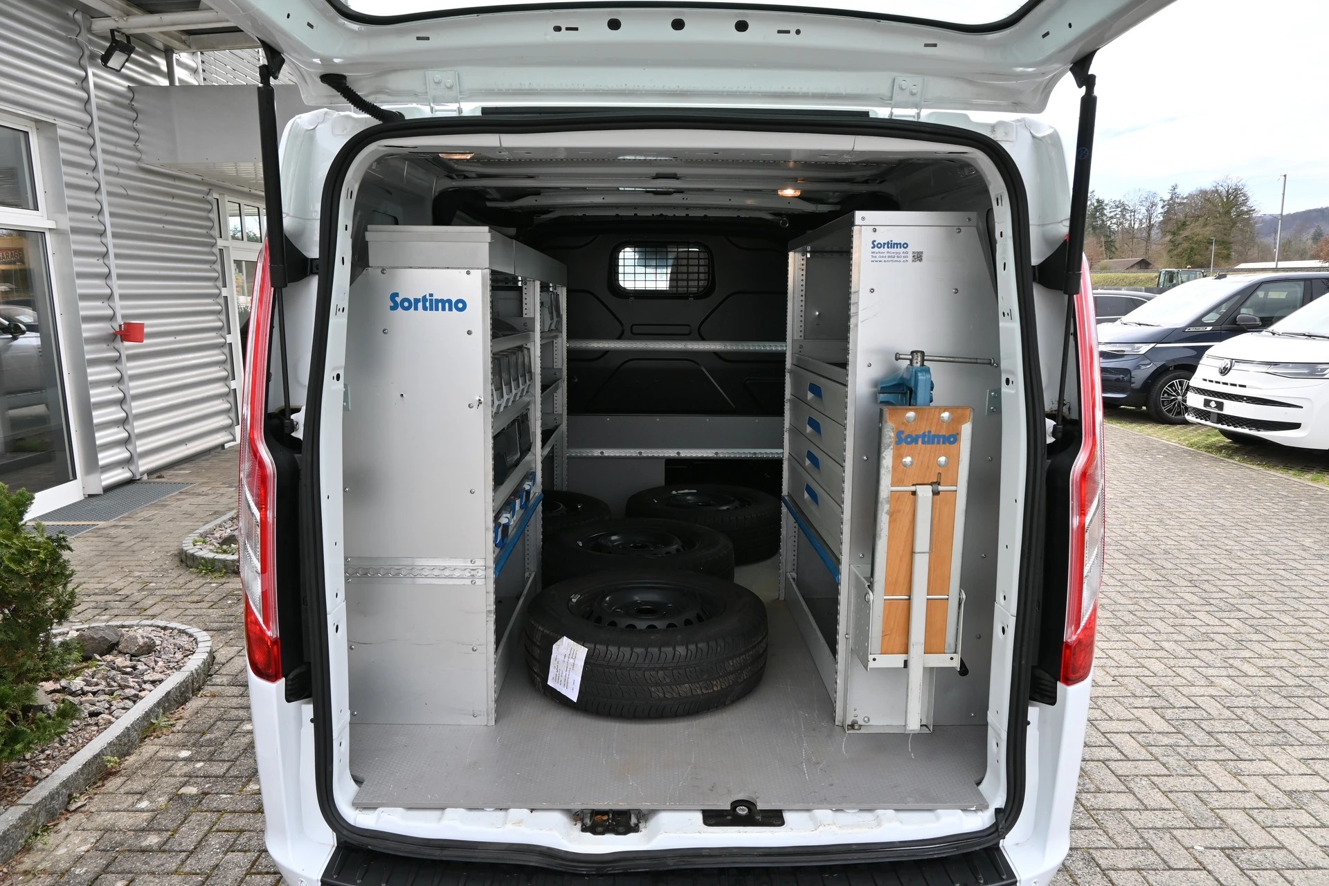 FORD Transit Custom Van 320 L1H1 Trend 3-Plätzer + Einrichtung + CH Auto-image-8