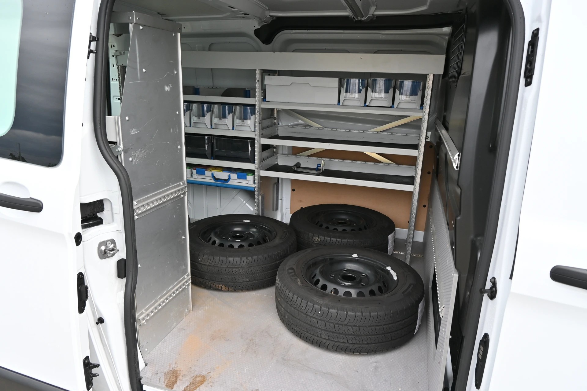 FORD Transit Custom Van 320 L1H1 Trend 3-Plätzer + Einrichtung + CH Auto-image-10
