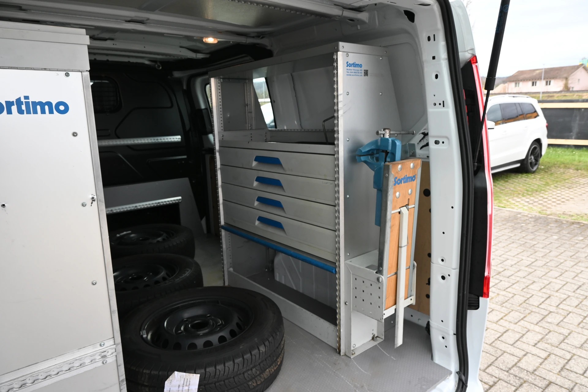 FORD Transit Custom Van 320 L1H1 Trend 3-Plätzer + Einrichtung + CH Auto-image-9