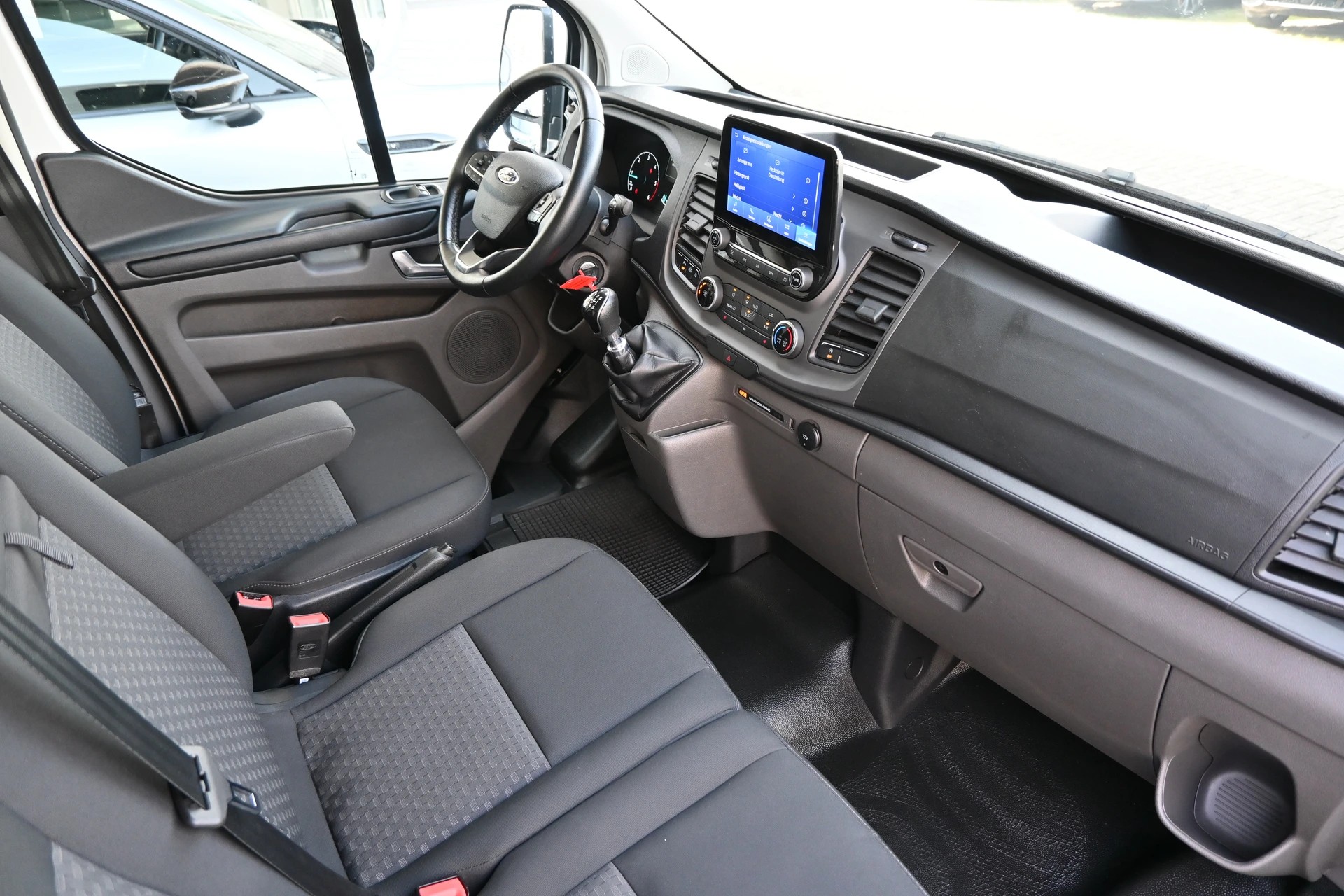 FORD Transit Custom Van 320 L1H1 Trend 3-Plätzer + Einrichtung + CH Auto-image-14