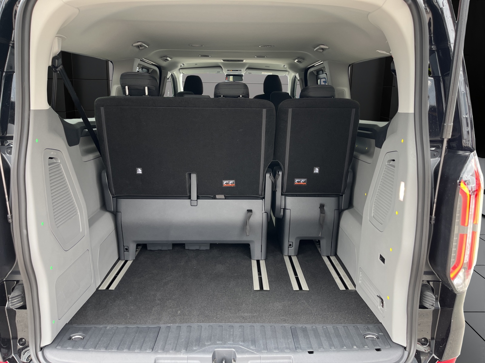 FORD Tourneo Bus 340 L2H1 65kWh Titanium-image-5