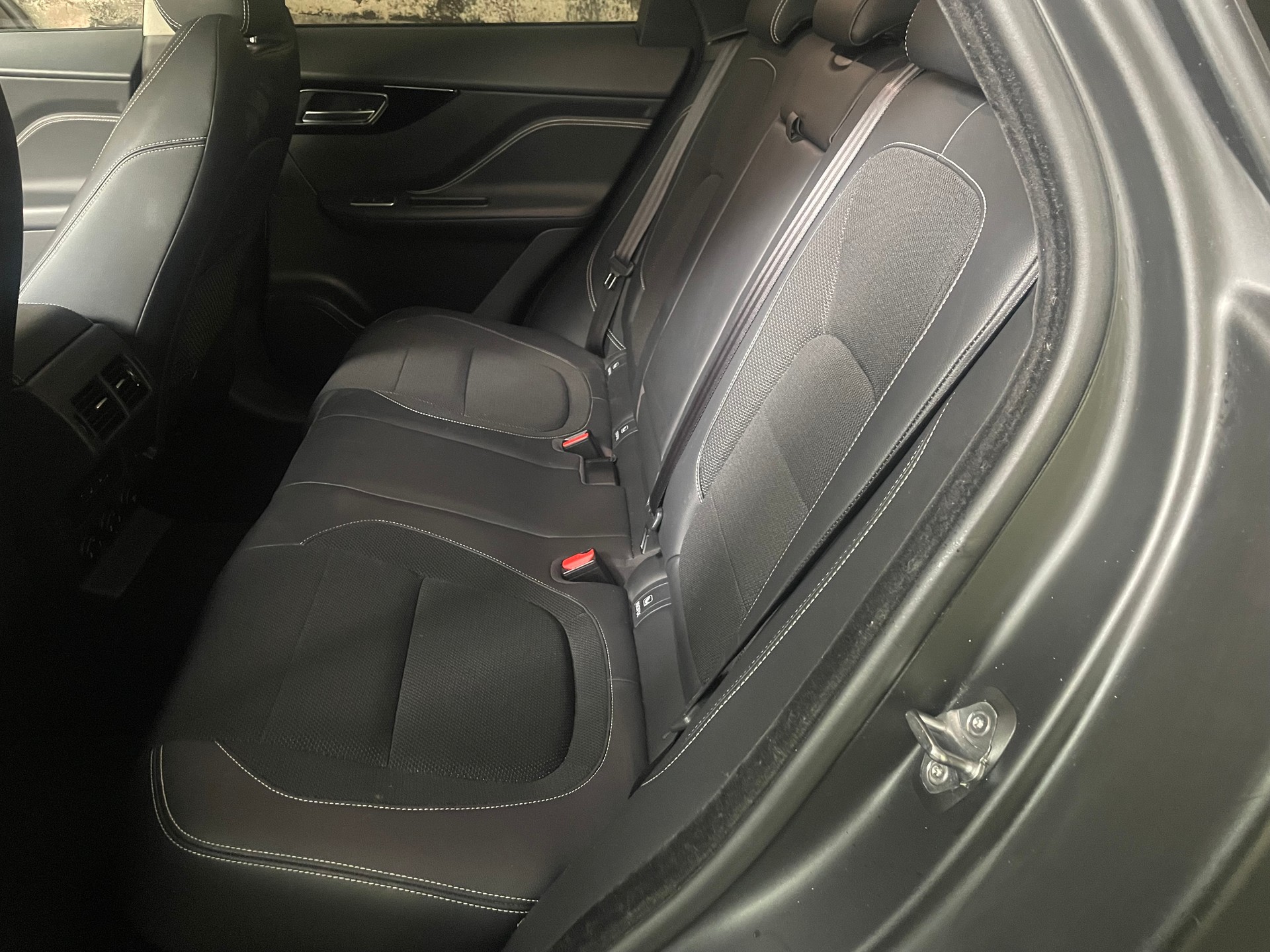 JAGUAR F-Pace 25t 2.0 R-Sport AWD Automatik-image-5