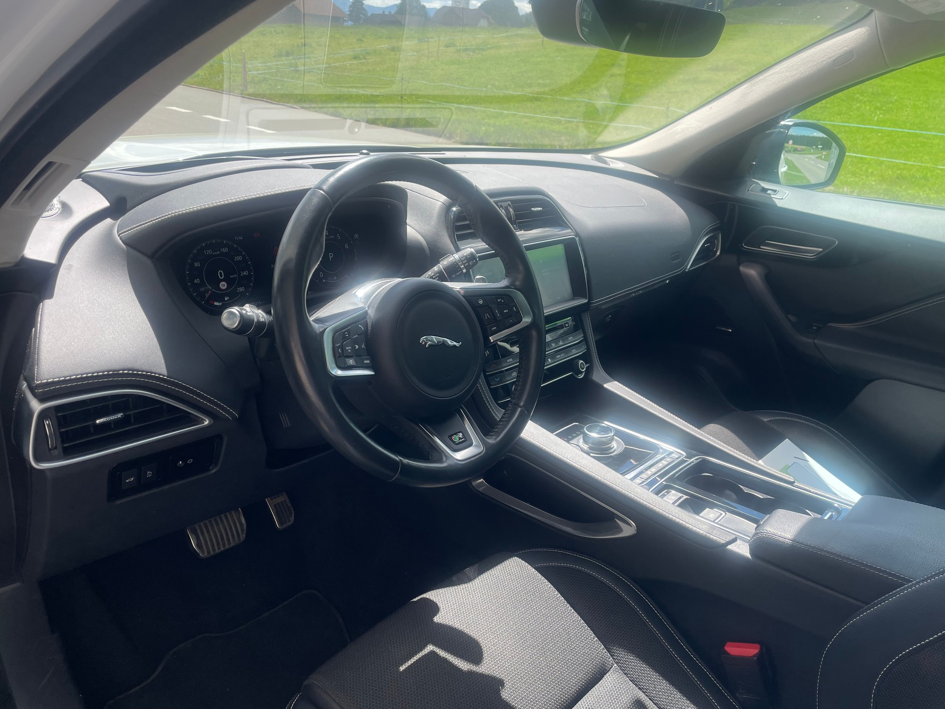 JAGUAR F-Pace 25t 2.0 R-Sport AWD Automatik-image-4