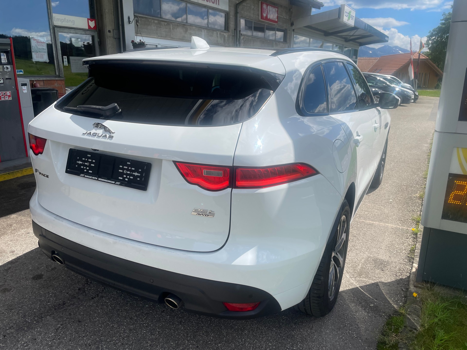 JAGUAR F-Pace 25t 2.0 R-Sport AWD Automatik-image-2