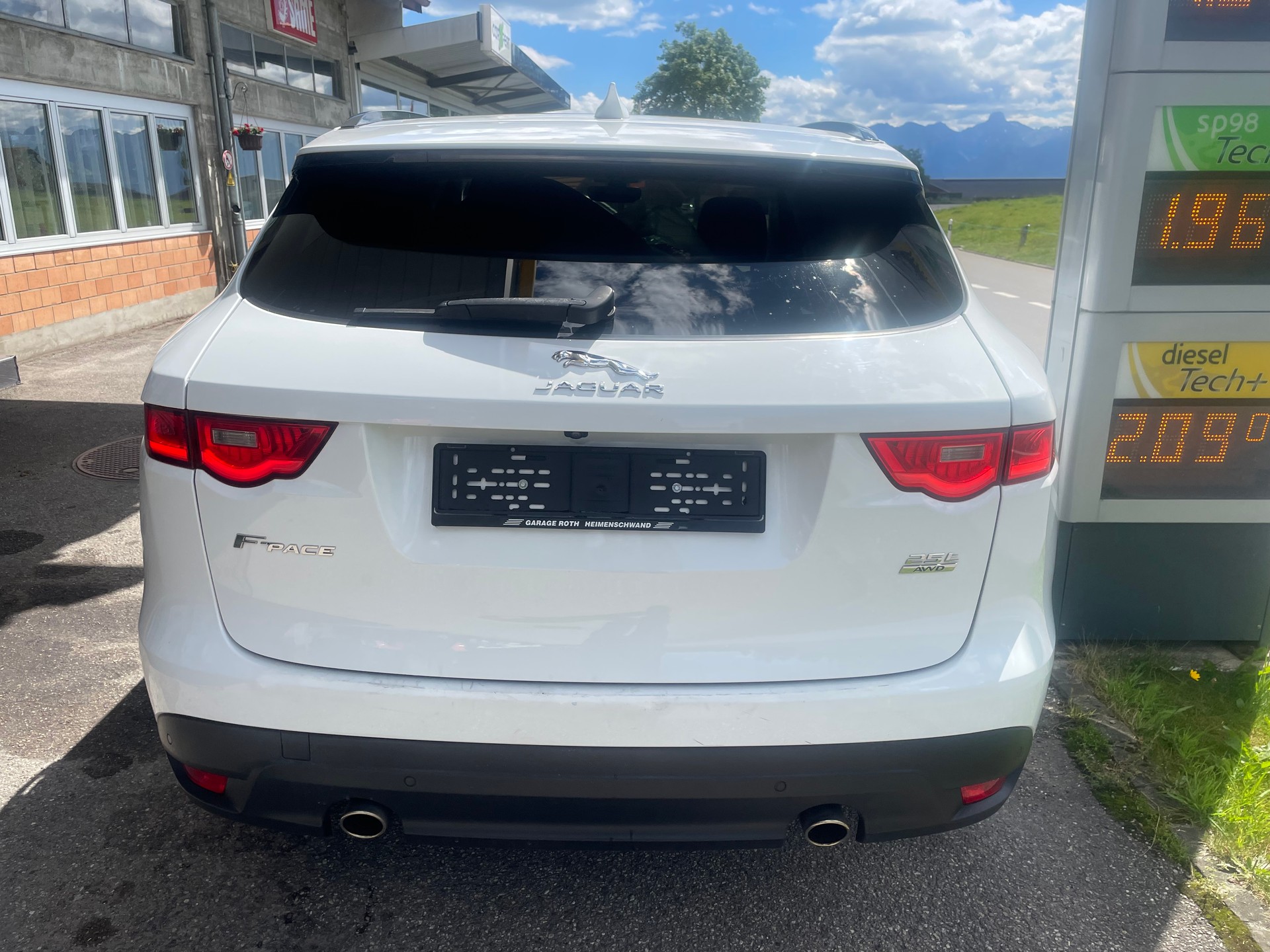 JAGUAR F-Pace 25t 2.0 R-Sport AWD Automatik-image-3