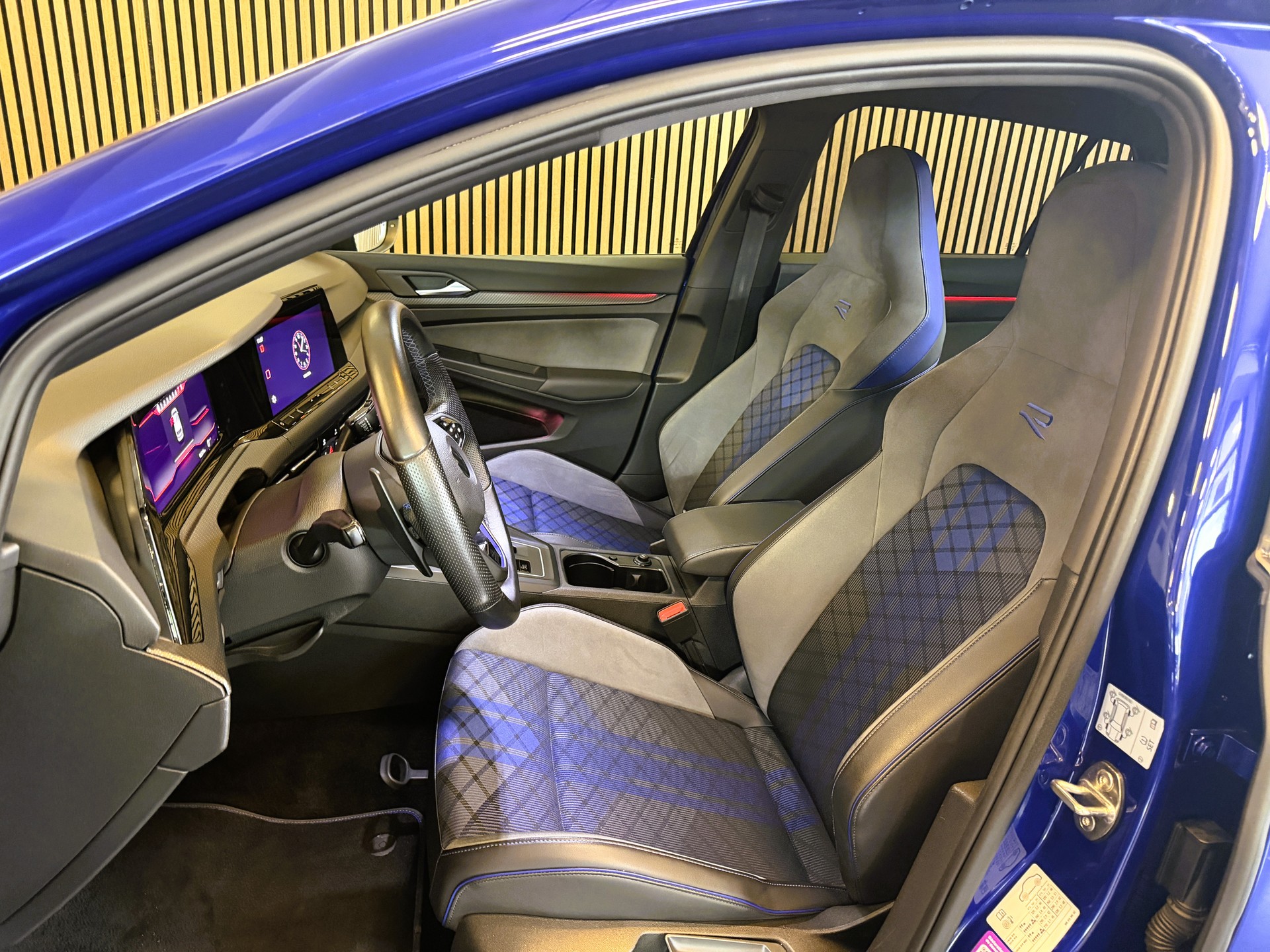 VW Golf 2.0 TSI R DSG 4Motion-image-4