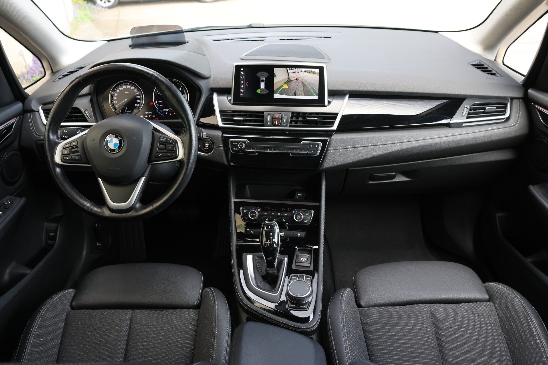 BMW 218d xDrive Active Tourer Steptronic Sport Line-image-12