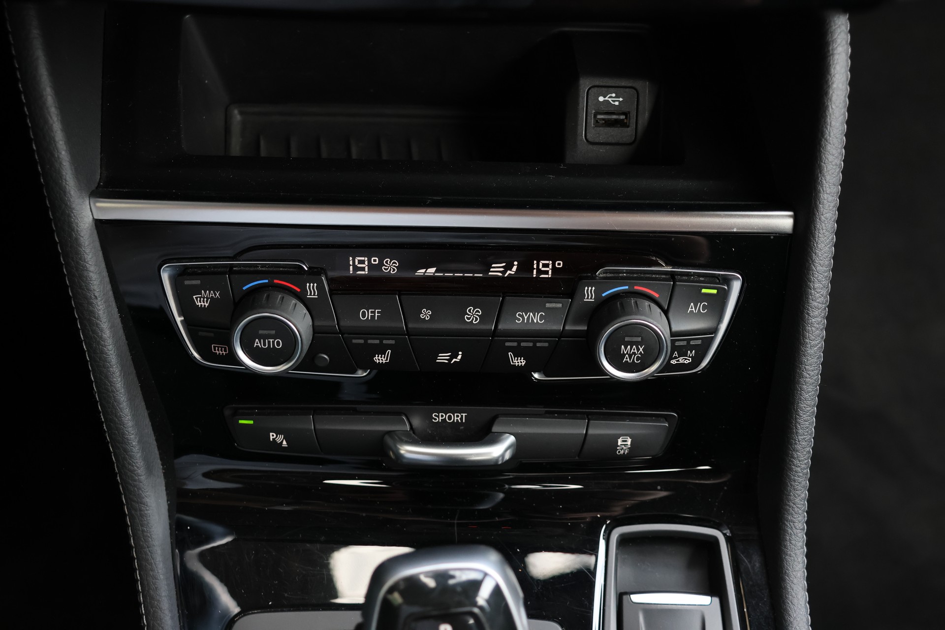 BMW 218d xDrive Active Tourer Steptronic Sport Line-image-27