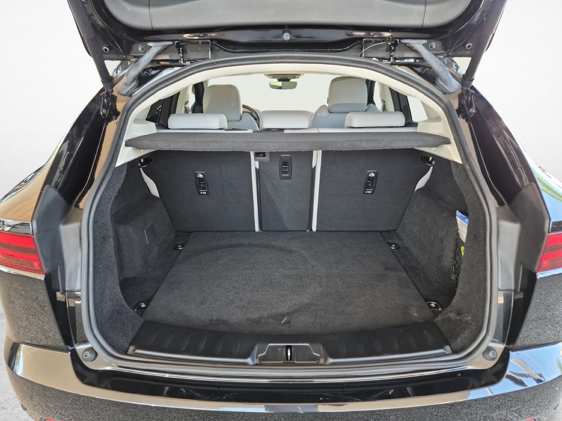 JAGUAR E-Pace 1.5 T 300e R-Dynamic HSE AWD / ab 0,99% Leasing bei Abschluss einer Protect Autoversicherung-image-12