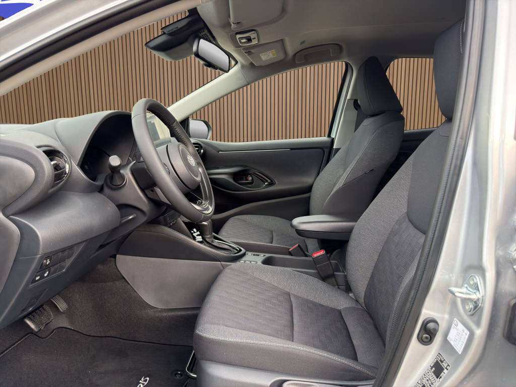 TOYOTA Yaris 1.5 VVT-i HSD Comfort Sport-image-11