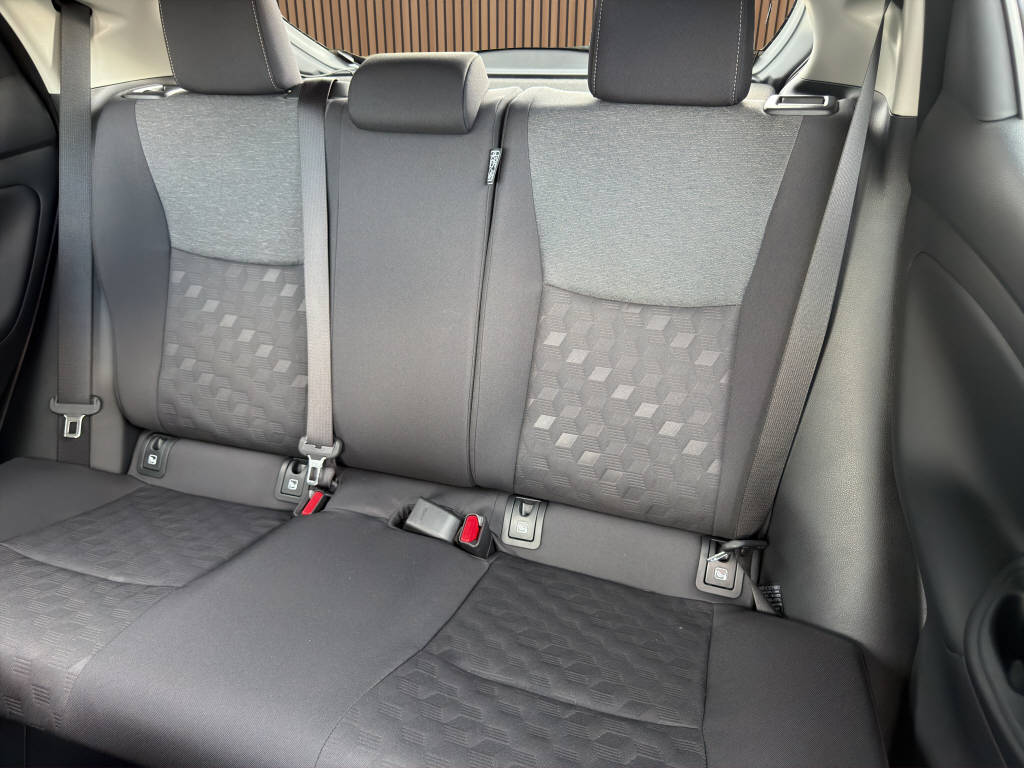 TOYOTA Yaris 1.5 VVT-i HSD Comfort Sport-image-17