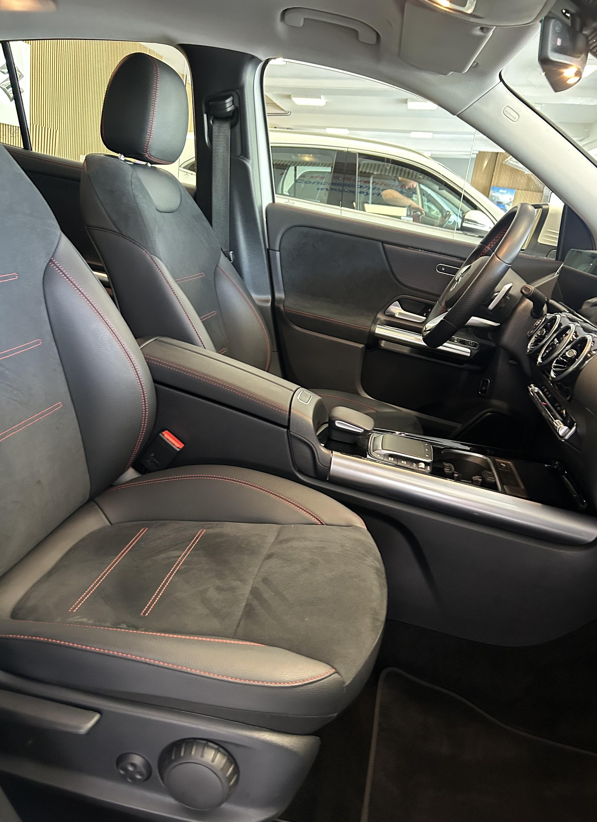 MERCEDES-BENZ GLA 200 AMG Line-image-19