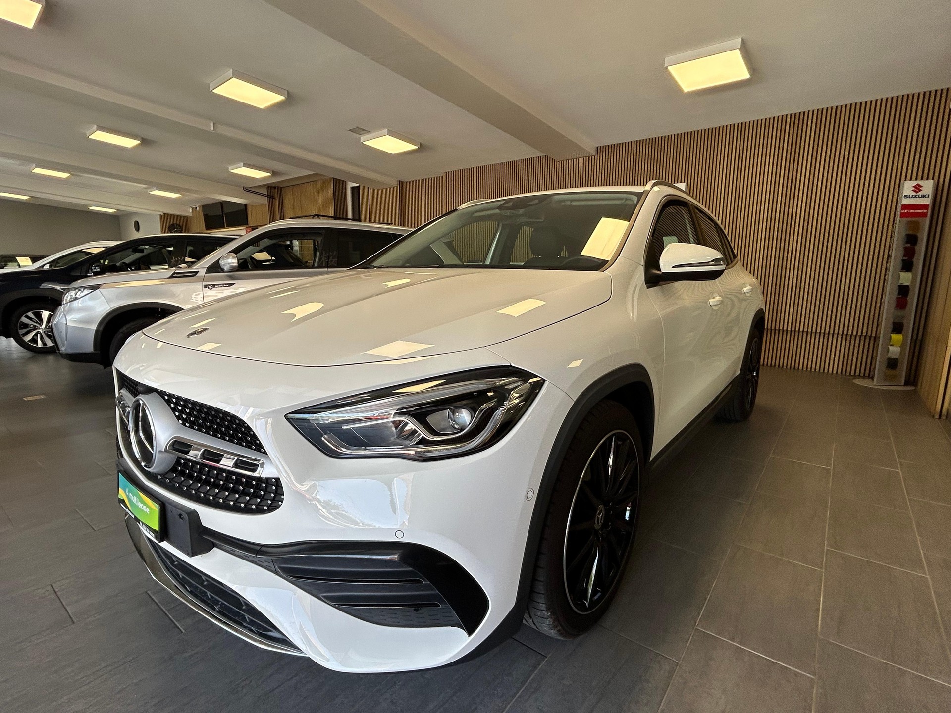 MERCEDES-BENZ GLA 200 AMG Line-image-3