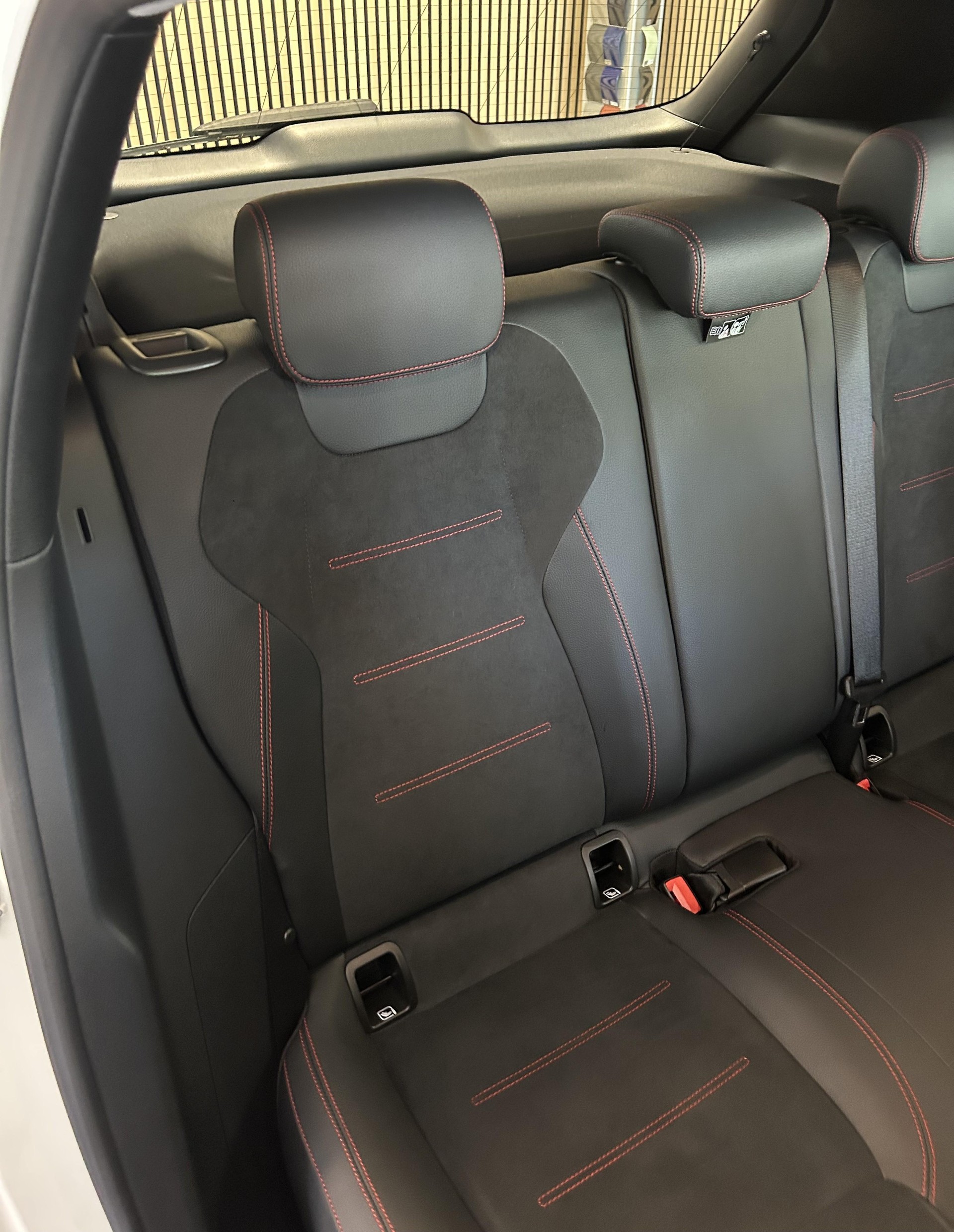 MERCEDES-BENZ GLA 200 AMG Line-image-21