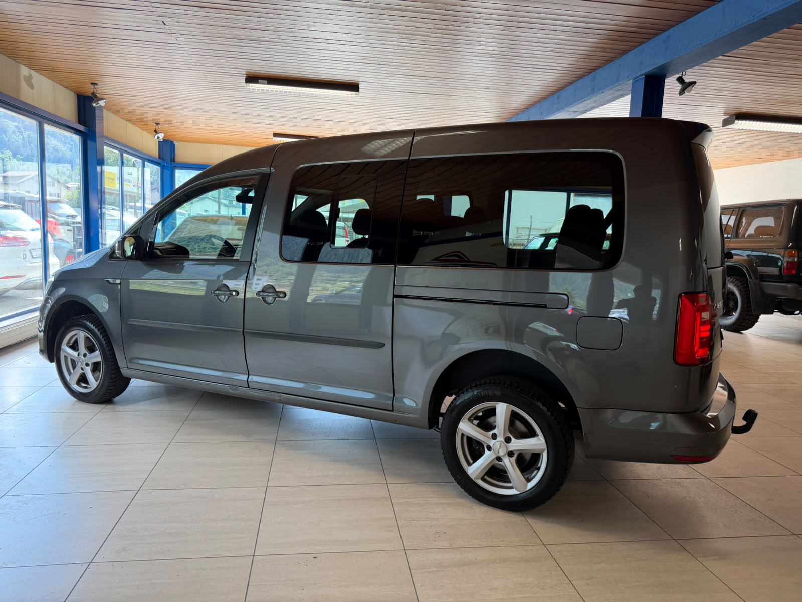 VW Caddy Maxi 2.0 TDI Comfortline 4Motion-image-8