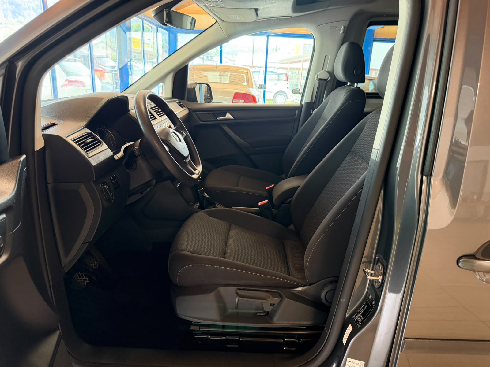 VW Caddy Maxi 2.0 TDI Comfortline 4Motion-image-14
