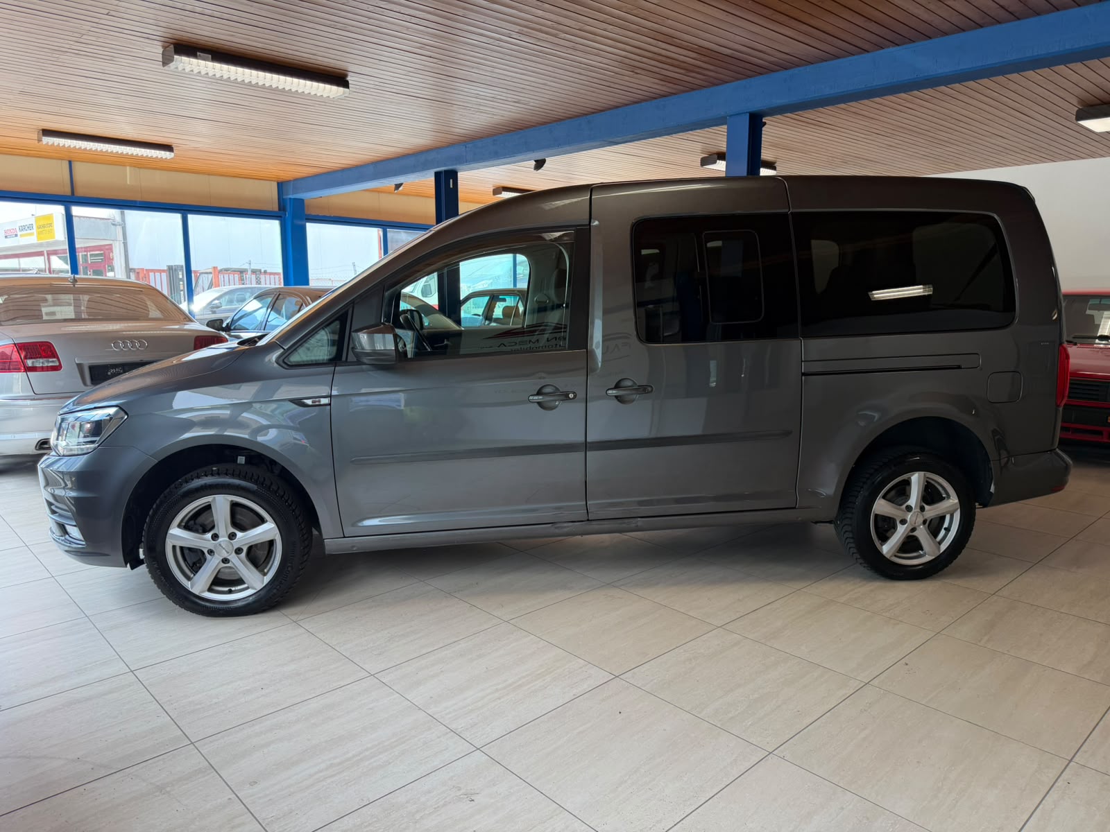 VW Caddy Maxi 2.0 TDI Comfortline 4Motion-image-4