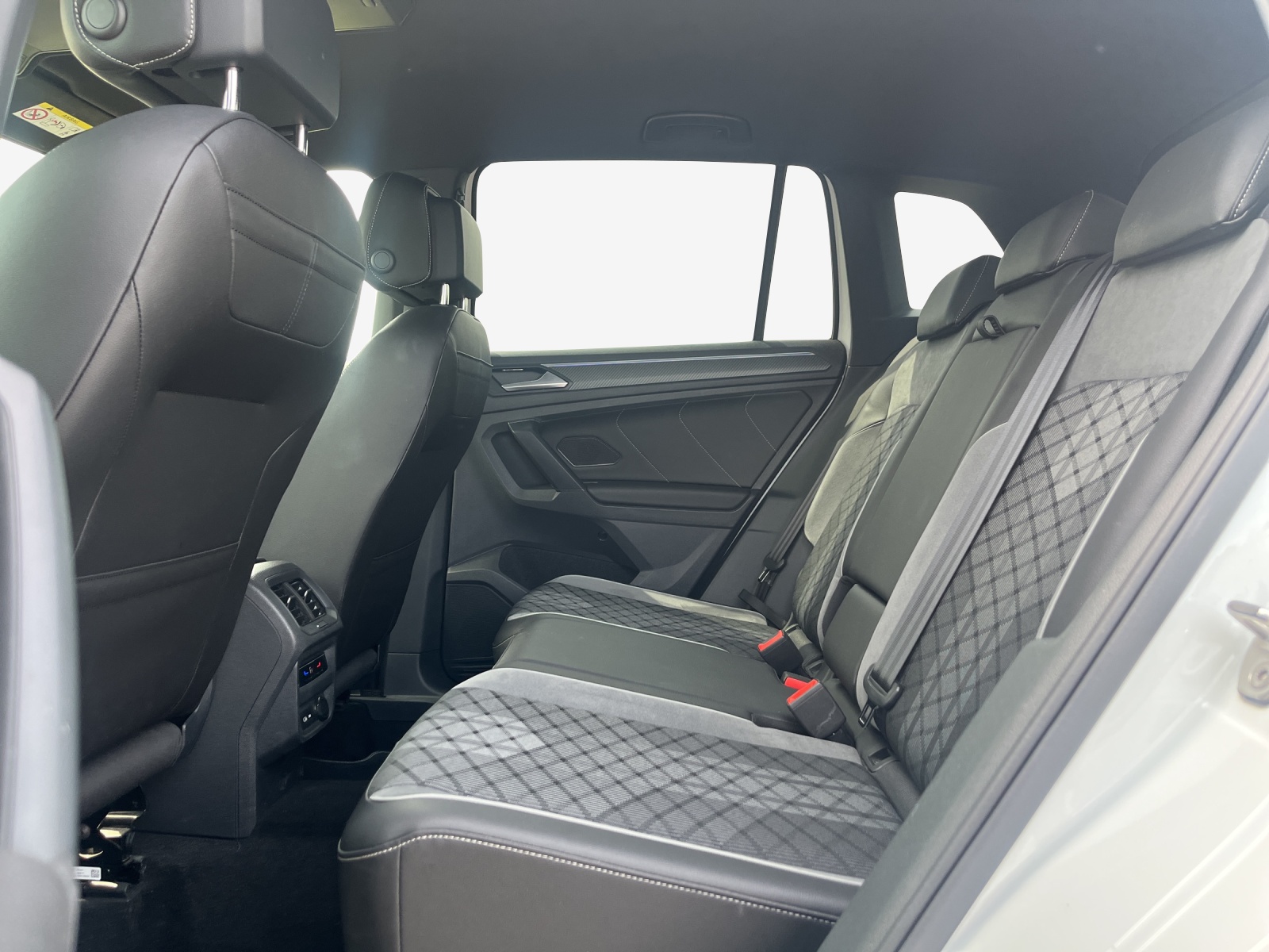 VW Tiguan 2.0 TDI SCR R-Line 4Motion DSG-image-11